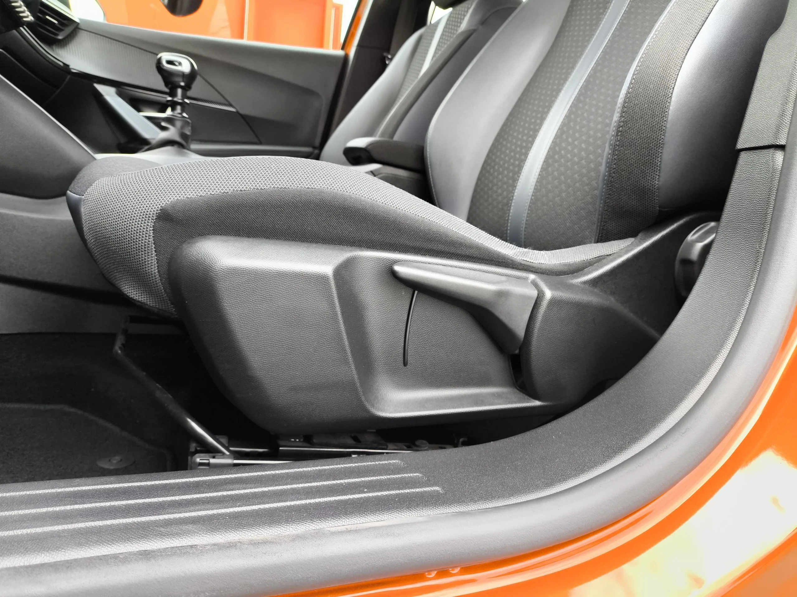 Peugeot 2008 PureTech 130 SANDS Allure 96 kW (130 CV) - Foto 9