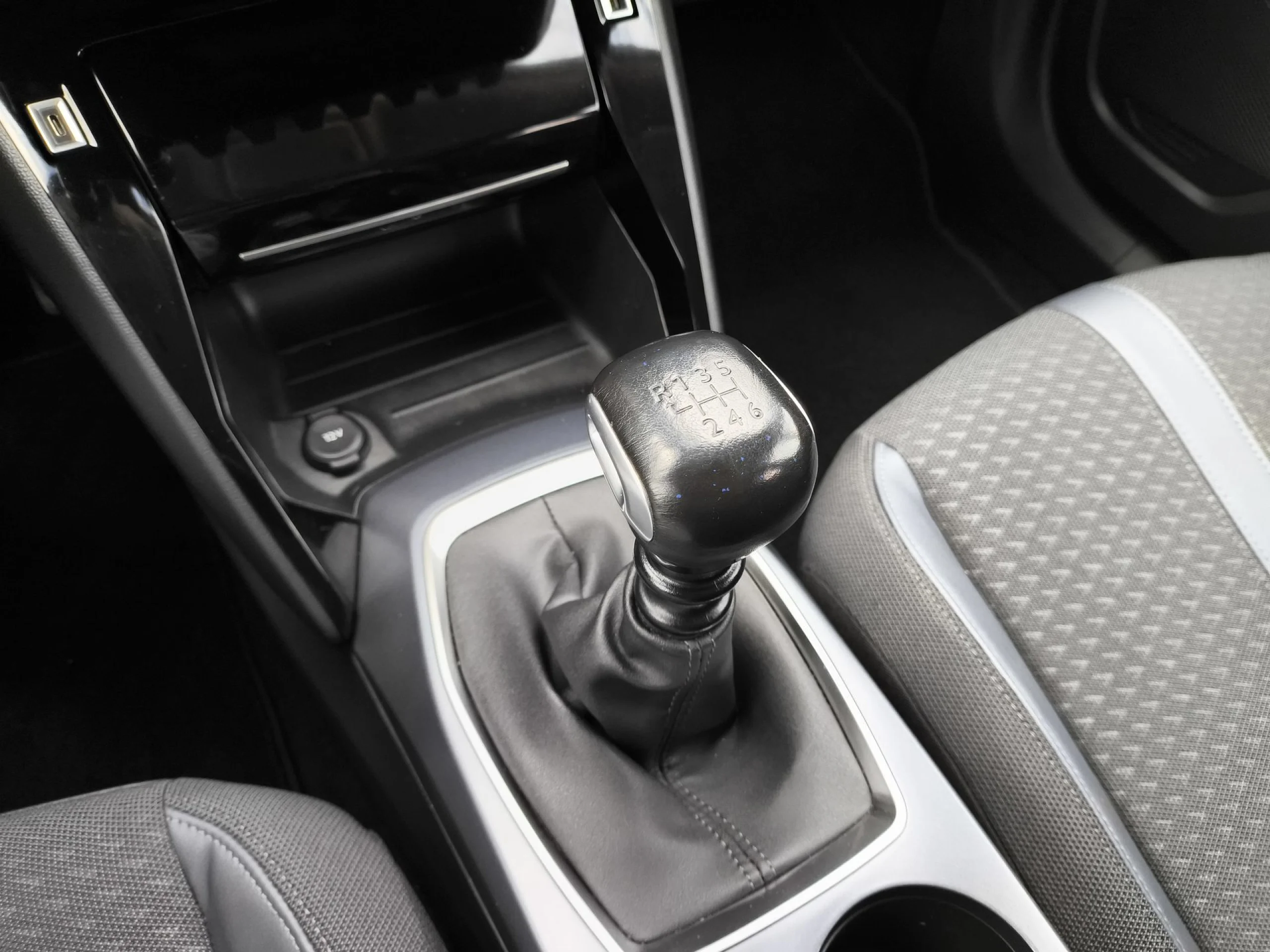 Peugeot 2008 PureTech 130 SANDS Allure 96 kW (130 CV) - Foto 17