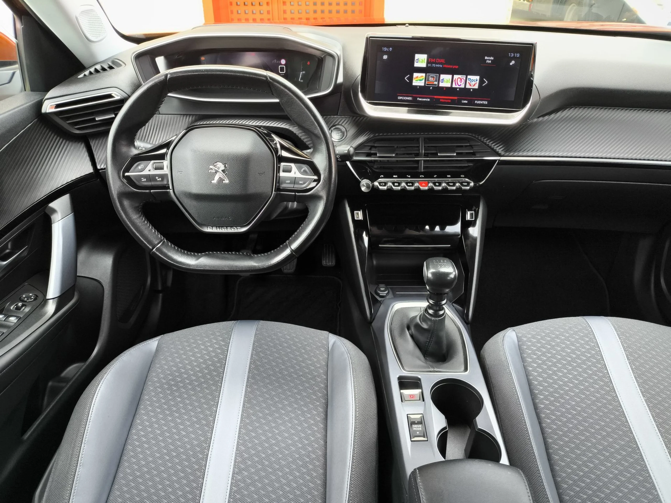 Peugeot 2008 PureTech 130 SANDS Allure 96 kW (130 CV) - Foto 18