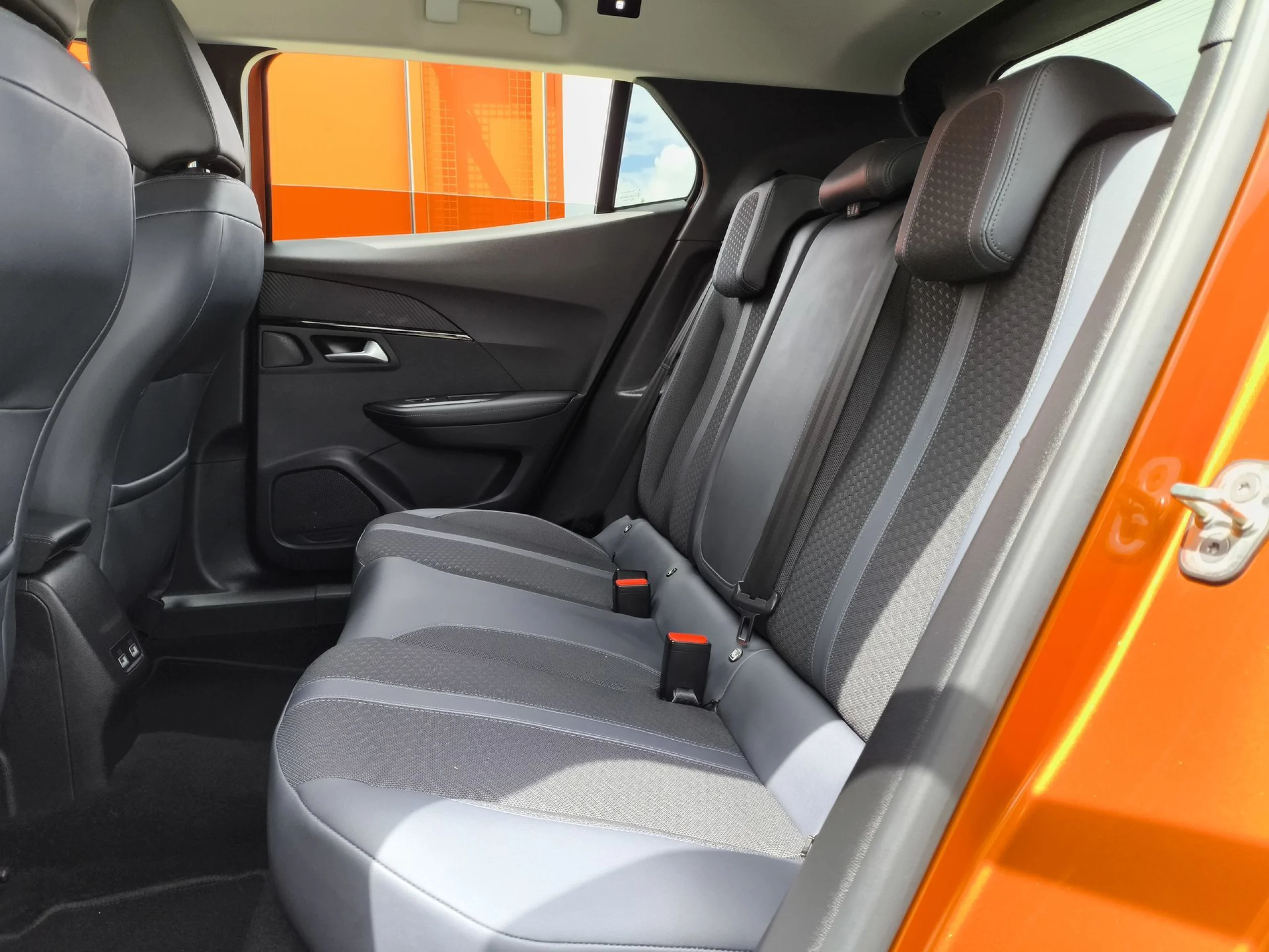 Peugeot 2008 PureTech 130 SANDS Allure 96 kW (130 CV) - Foto 19
