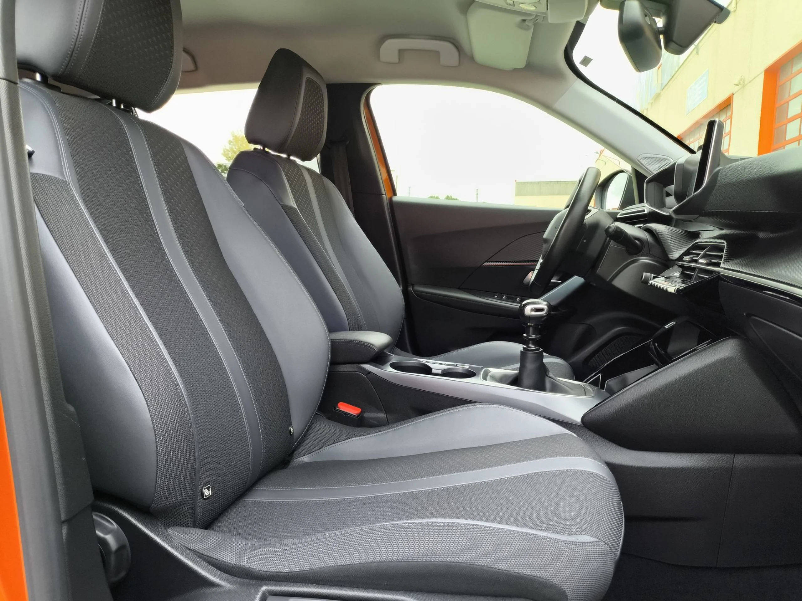 Peugeot 2008 PureTech 130 SANDS Allure 96 kW (130 CV) - Foto 21