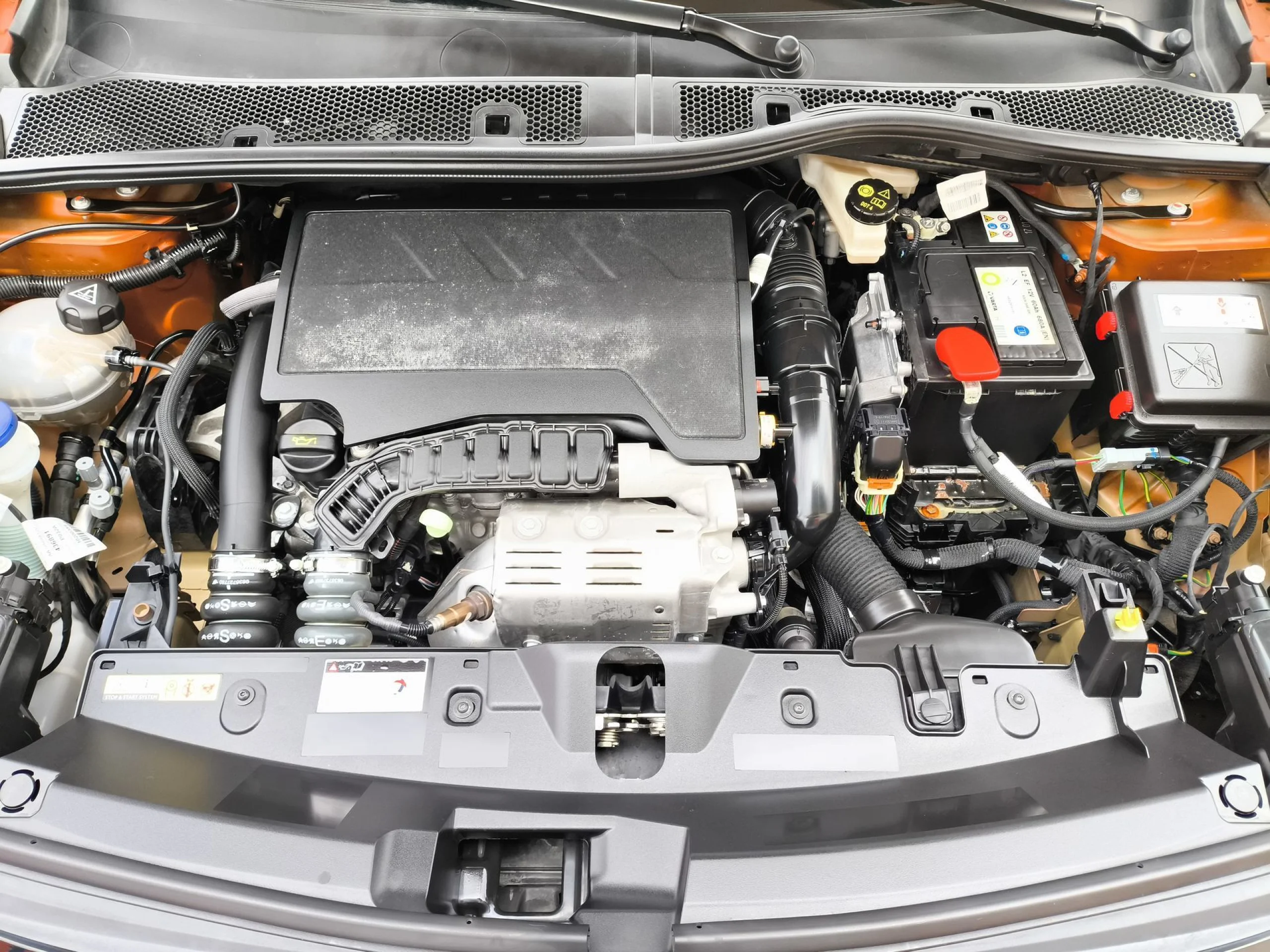 Peugeot 2008 PureTech 130 SANDS Allure 96 kW (130 CV) - Foto 22