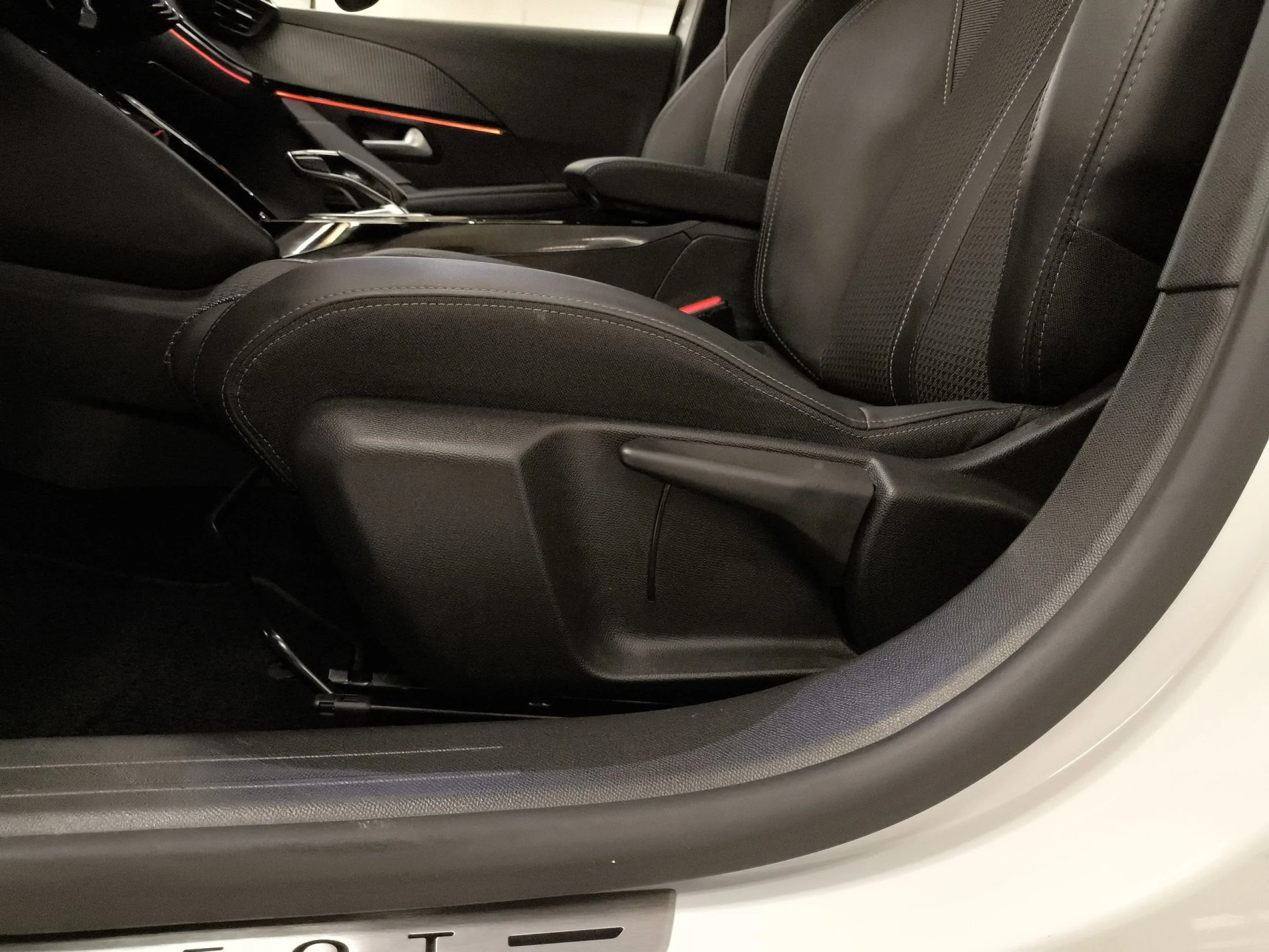 Peugeot 208 PureTech 100 GT EAT8 75 kW (100 CV) - Foto 9