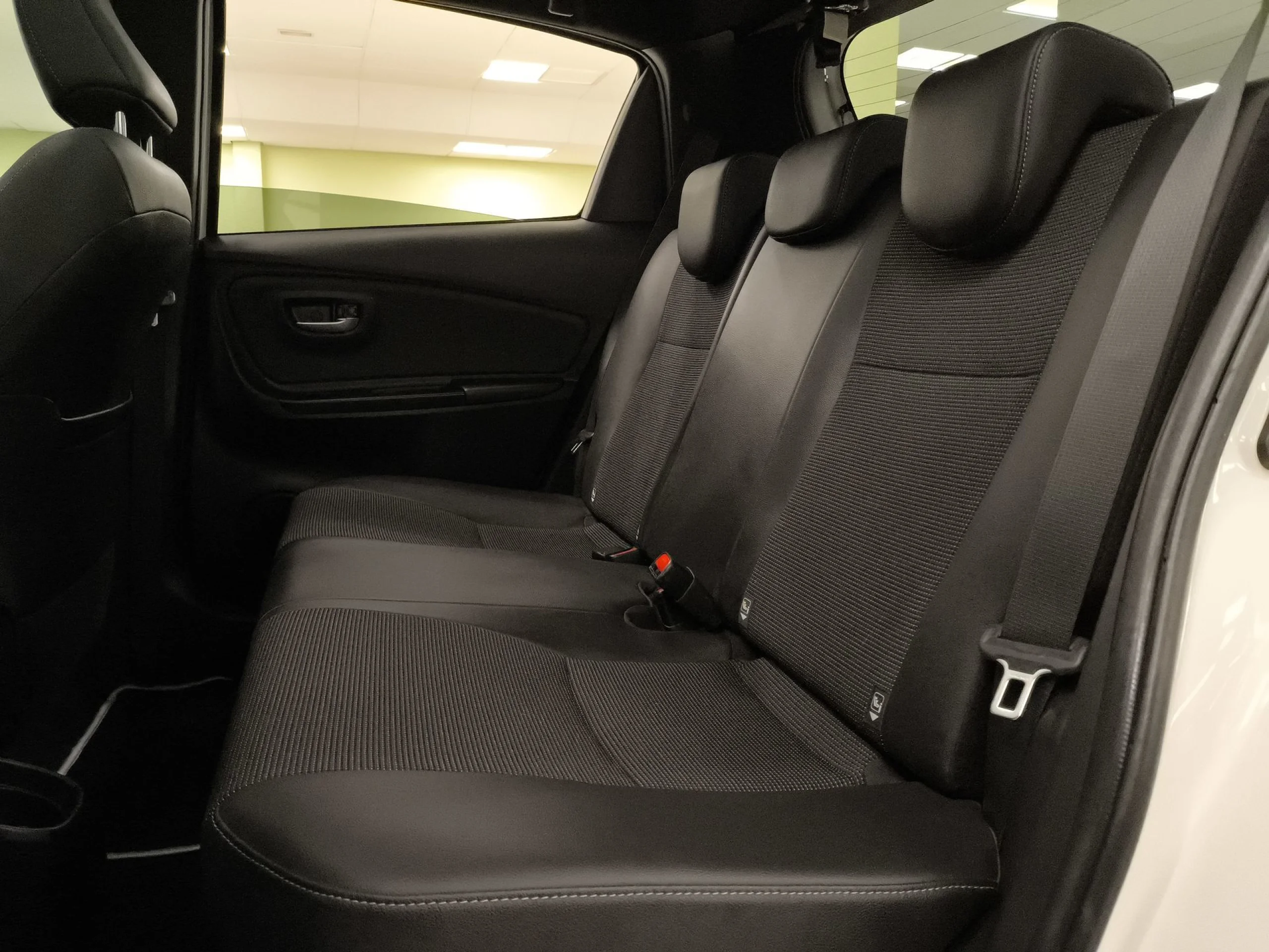 Toyota Yaris 1.5 Hybrid Advance 74 kW (100 CV) - Foto 25