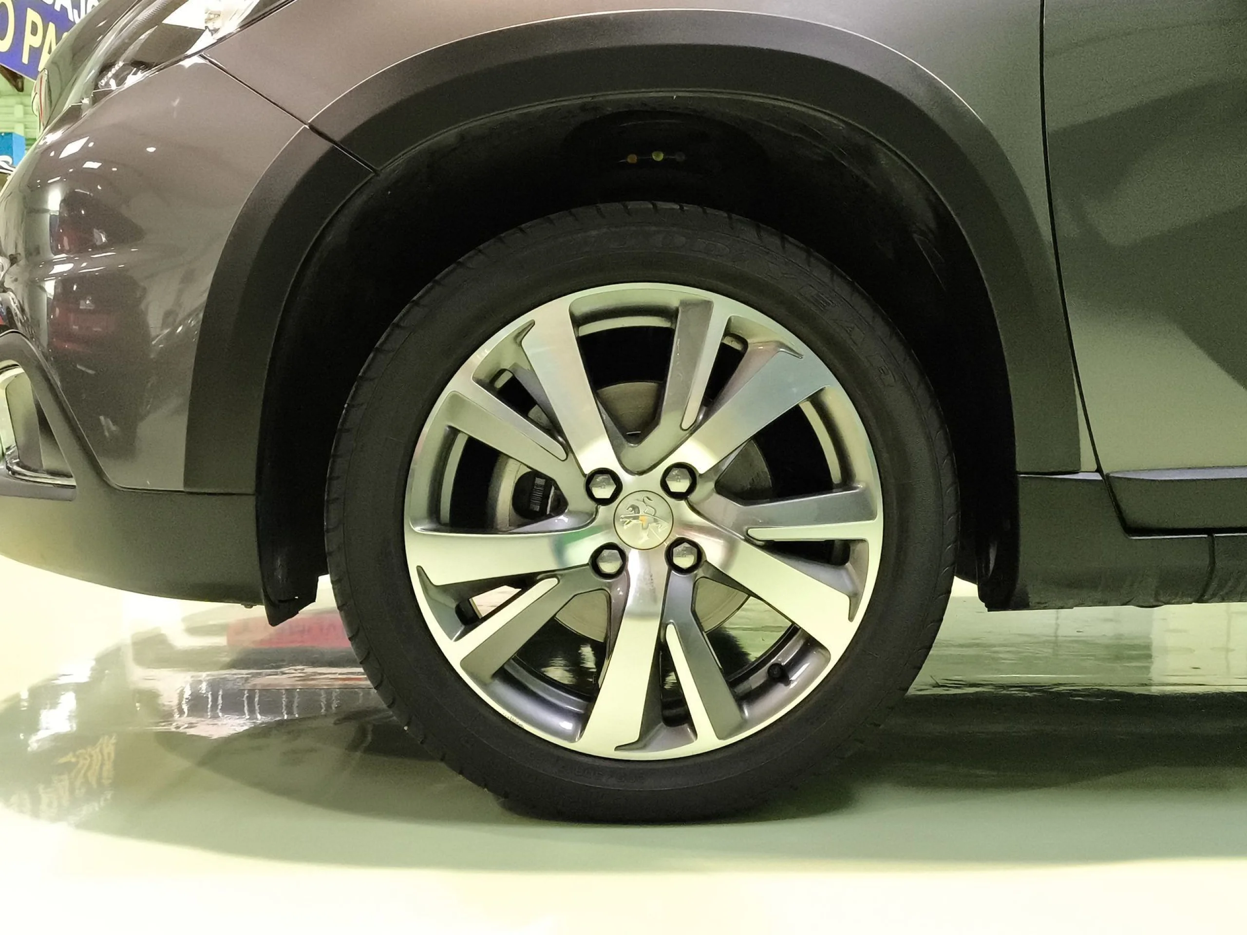Peugeot 2008 PureTech 130 SANDS Allure 96 kW (130 CV) - Foto 7