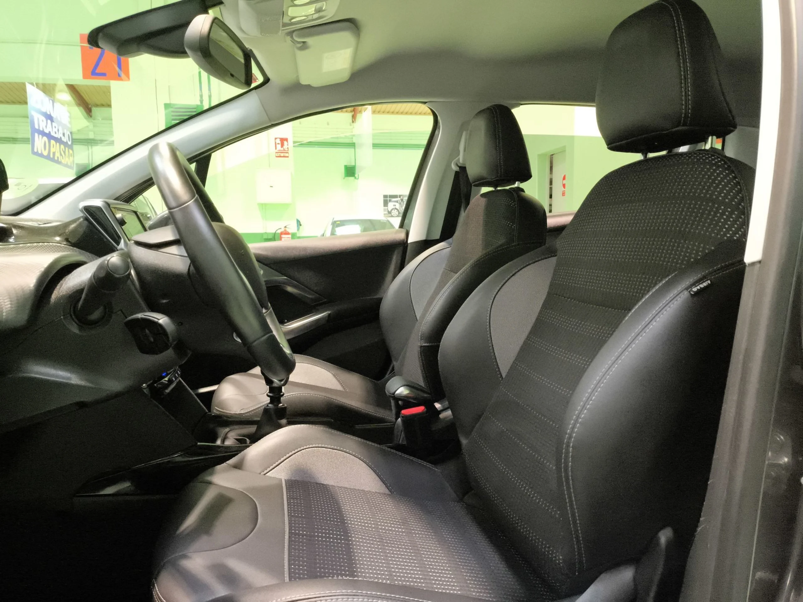 Peugeot 2008 PureTech 130 SANDS Allure 96 kW (130 CV) - Foto 8