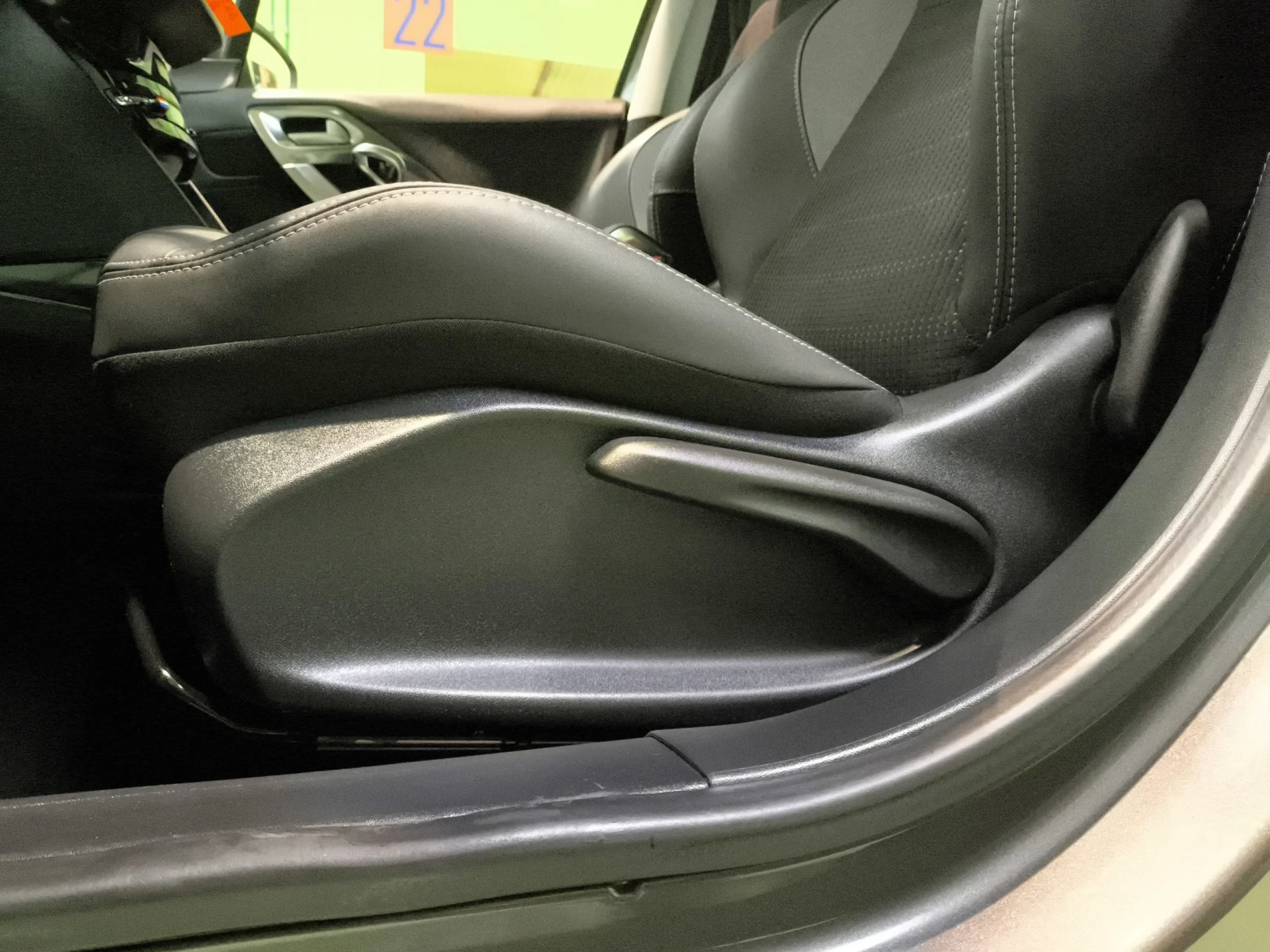 Peugeot 2008 PureTech 130 SANDS Allure 96 kW (130 CV) - Foto 9