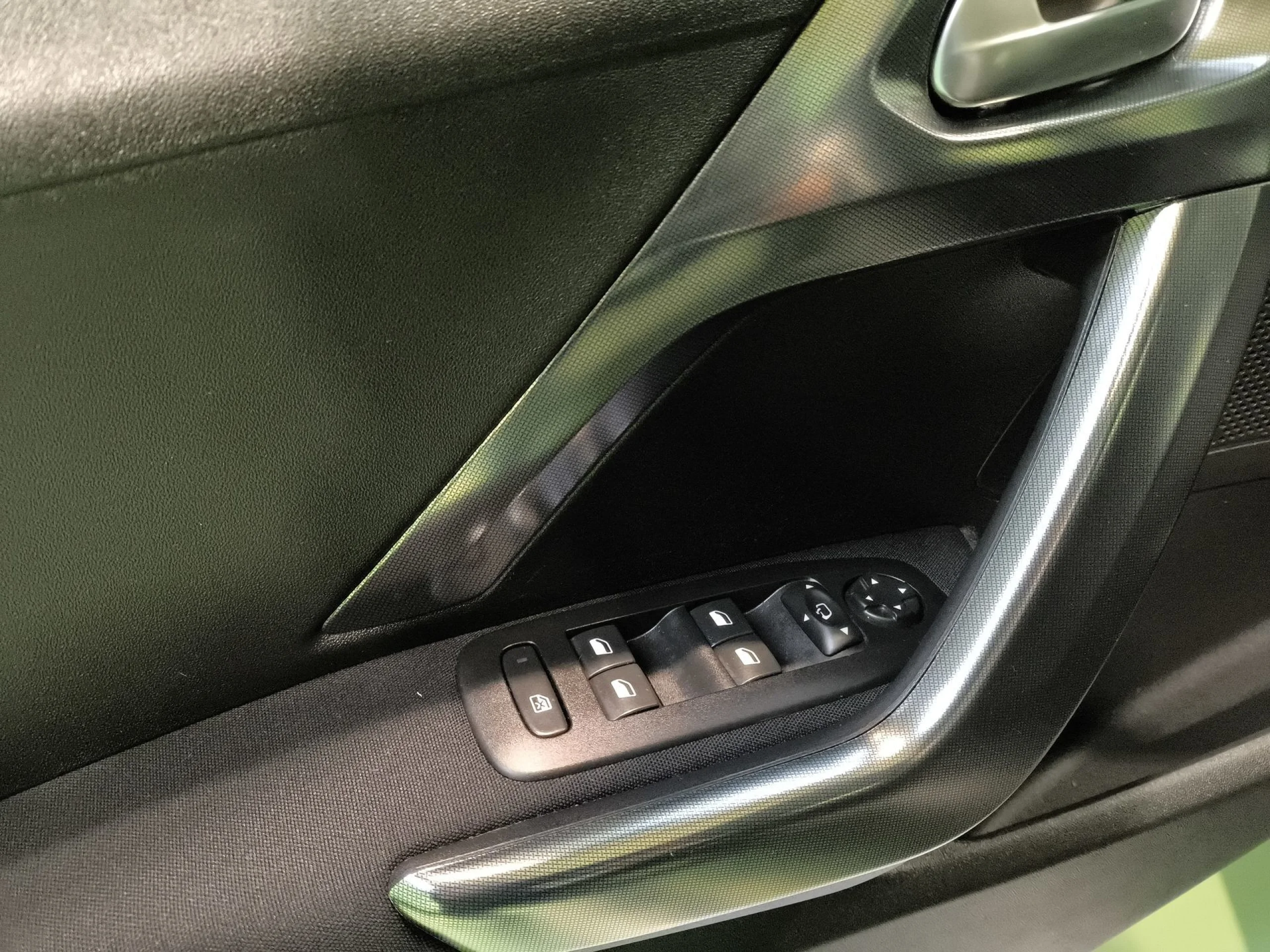 Peugeot 2008 PureTech 130 SANDS Allure 96 kW (130 CV) - Foto 10