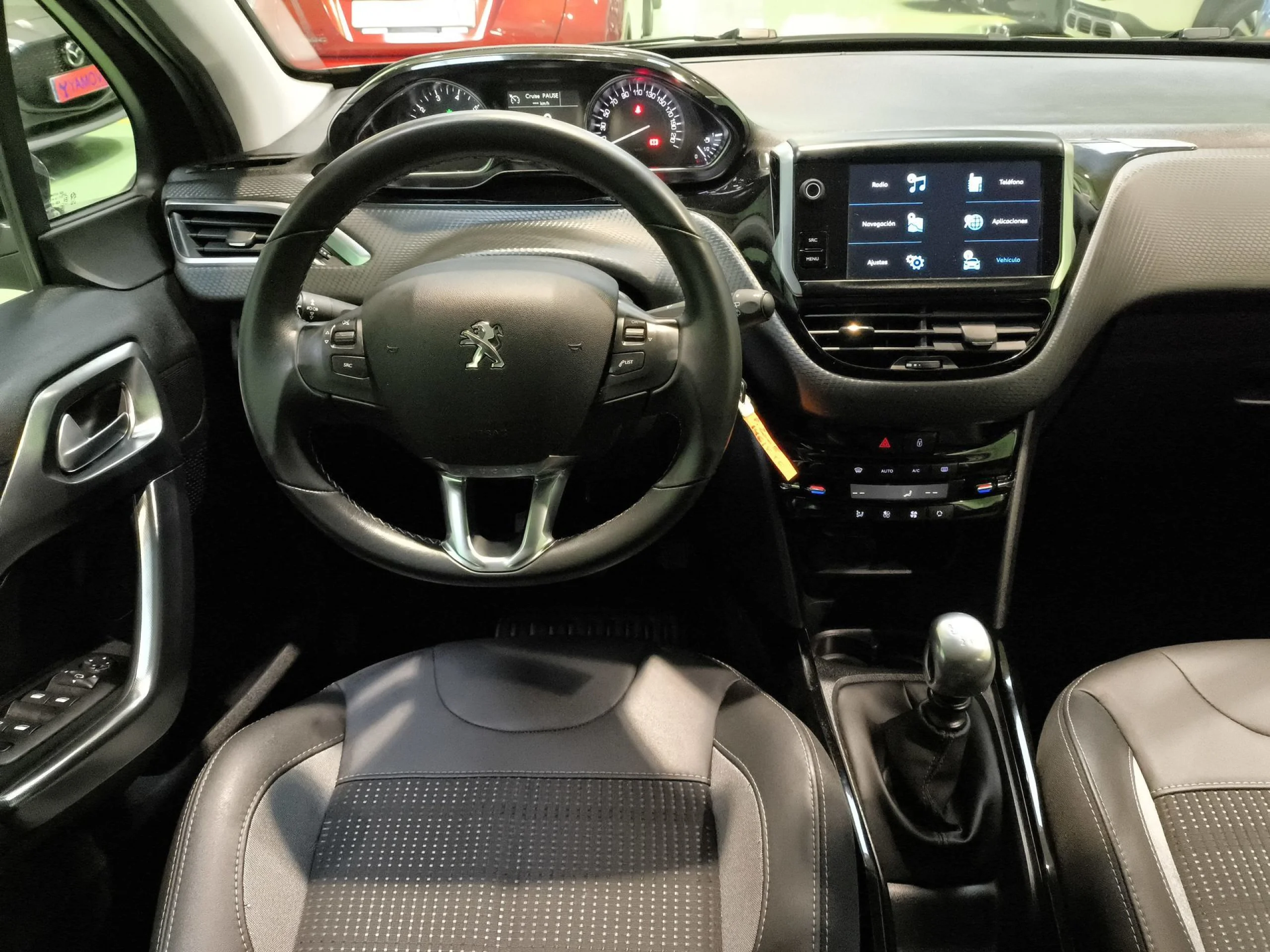 Peugeot 2008 PureTech 130 SANDS Allure 96 kW (130 CV) - Foto 17