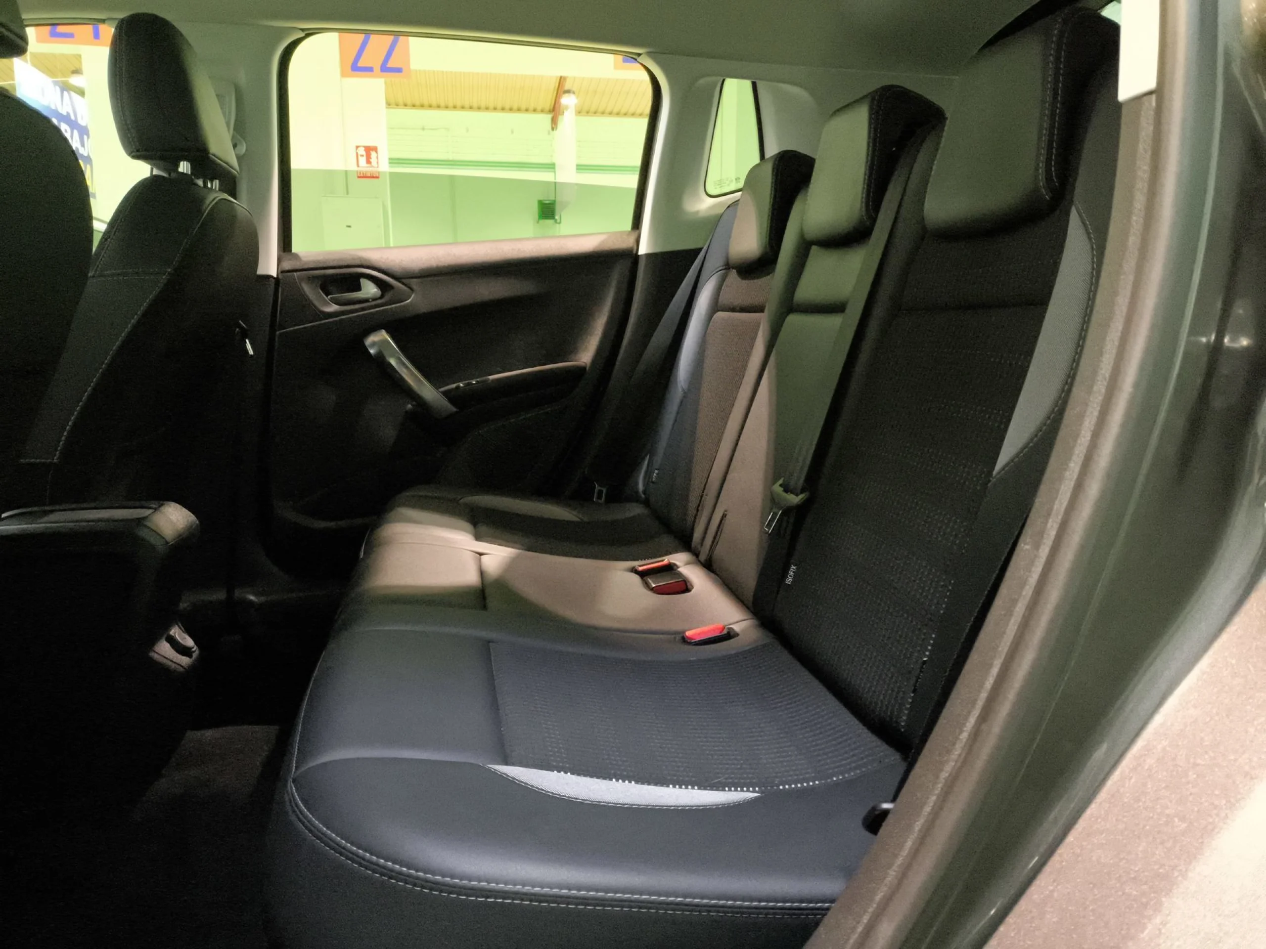 Peugeot 2008 PureTech 130 SANDS Allure 96 kW (130 CV) - Foto 18