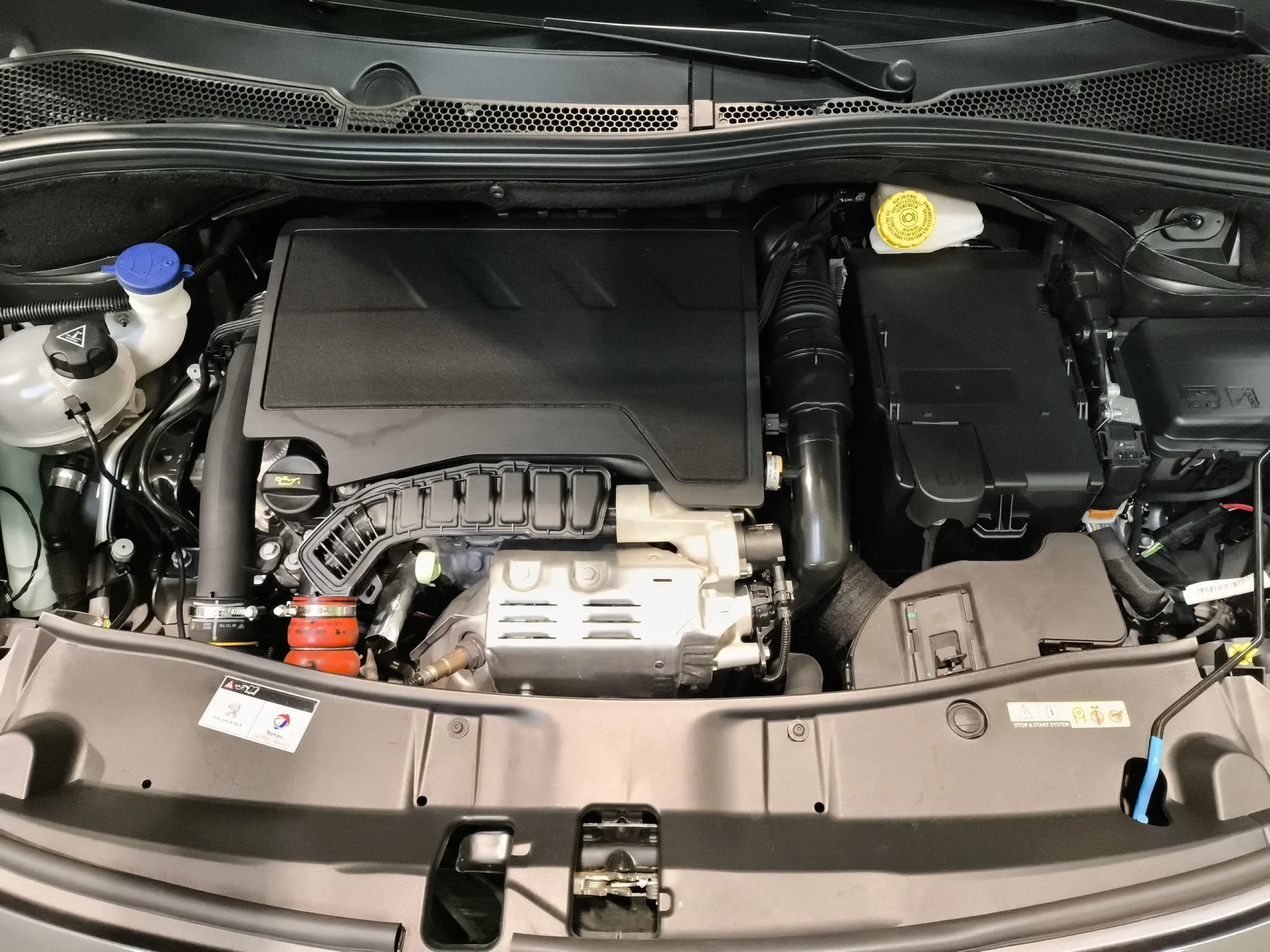 Peugeot 2008 PureTech 130 SANDS Allure 96 kW (130 CV) - Foto 21
