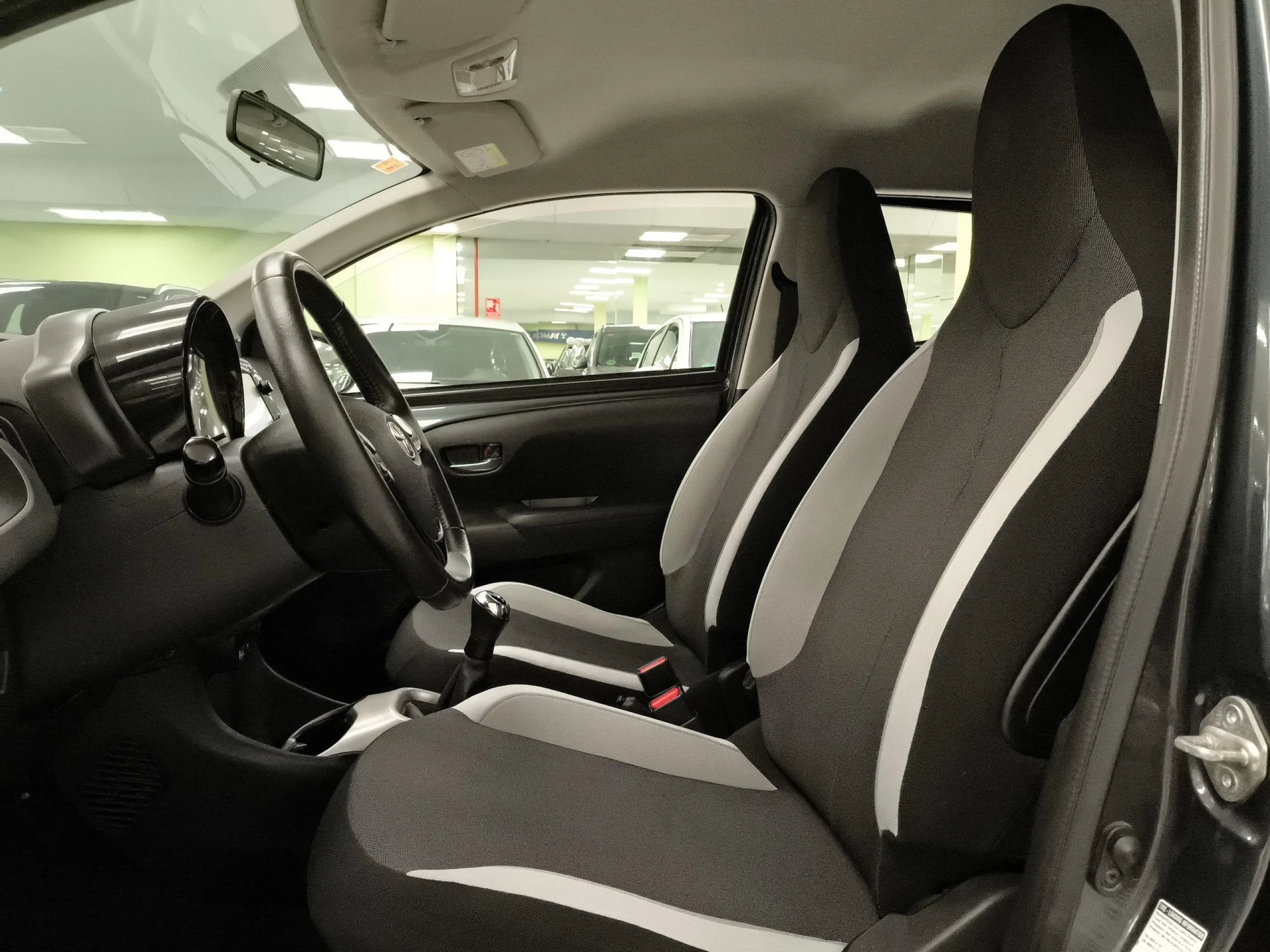 Toyota Aygo 1.0 70 x-play 51 kW (69 CV) - Foto 8