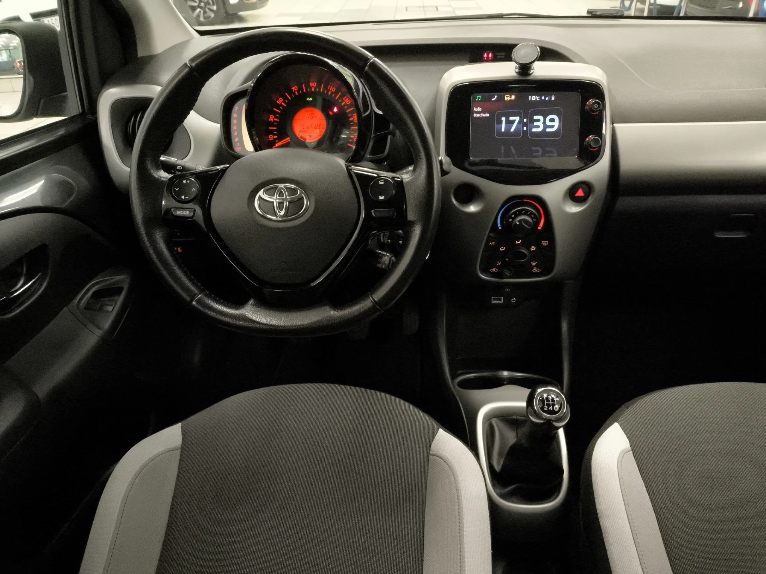 Toyota Aygo 1.0 70 x-play 51 kW (69 CV) - Foto 17