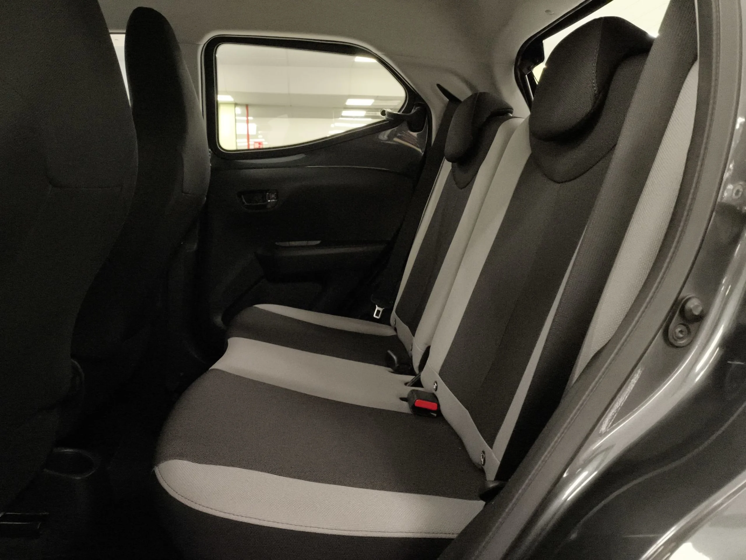 Toyota Aygo 1.0 70 x-play 51 kW (69 CV) - Foto 18