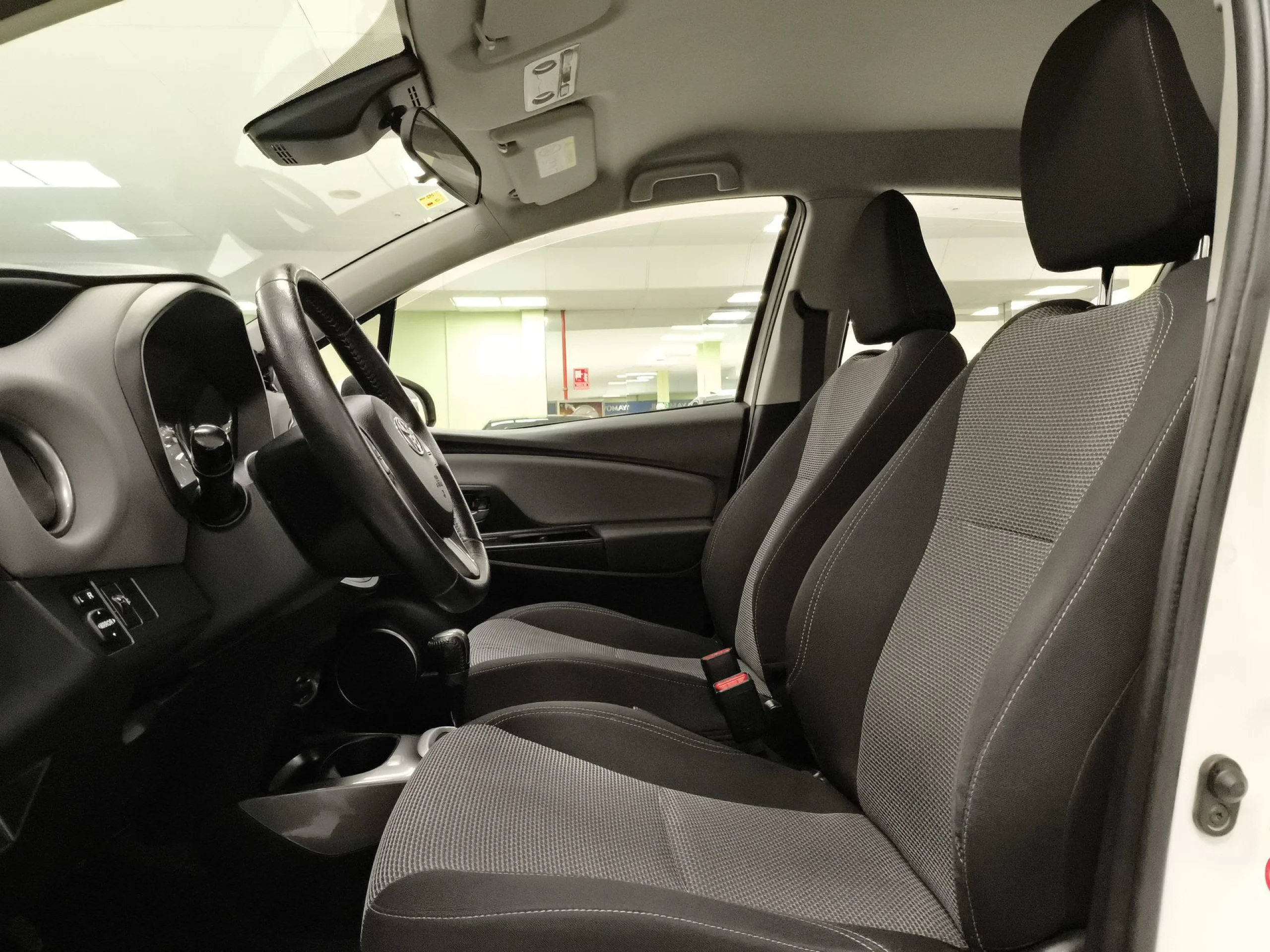 Toyota Yaris 1.5 Hybrid Active 74 kW (100 CV) - Foto 8