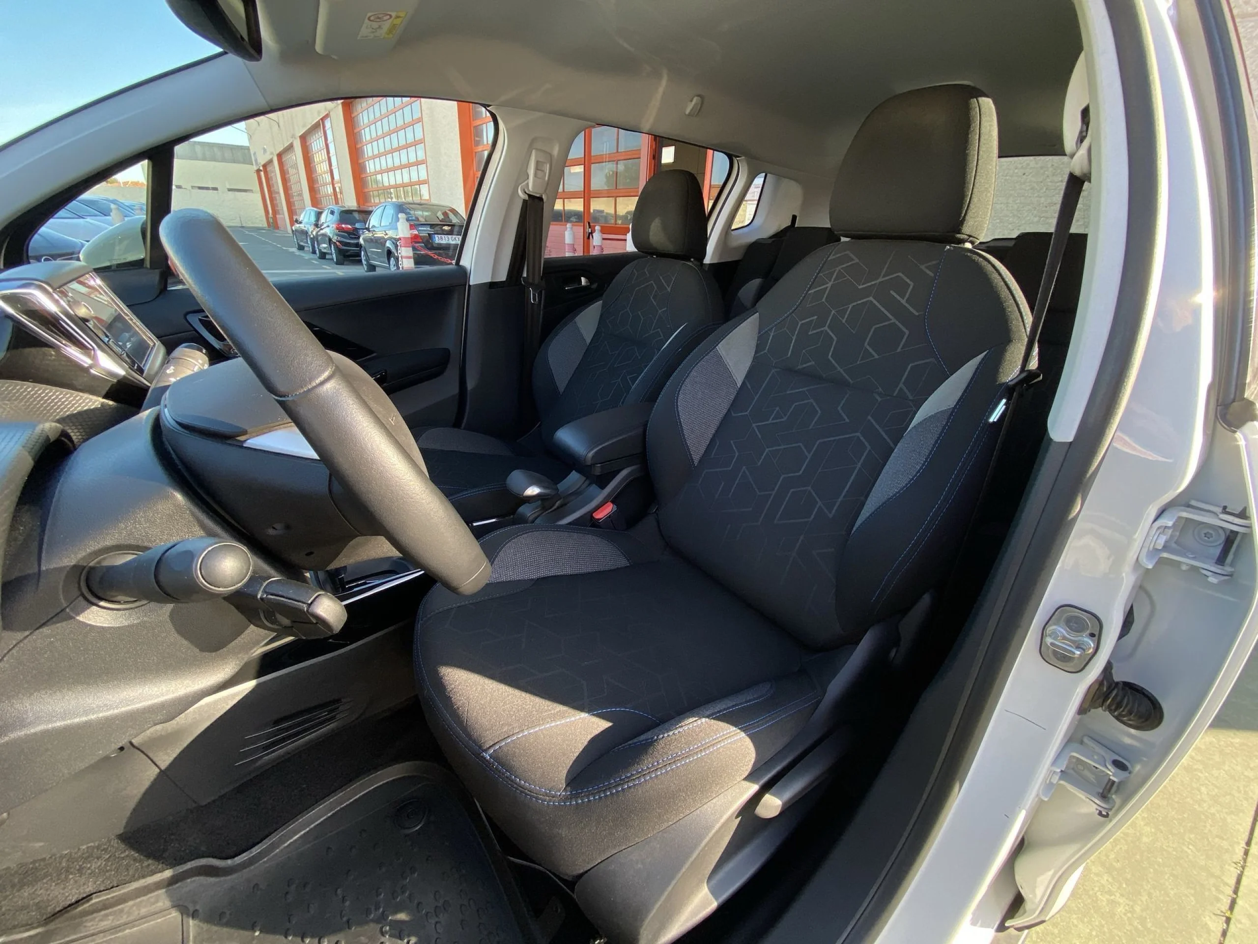 Peugeot 2008 PureTech Signature EAT6 96 kW (130 CV) - Foto 8