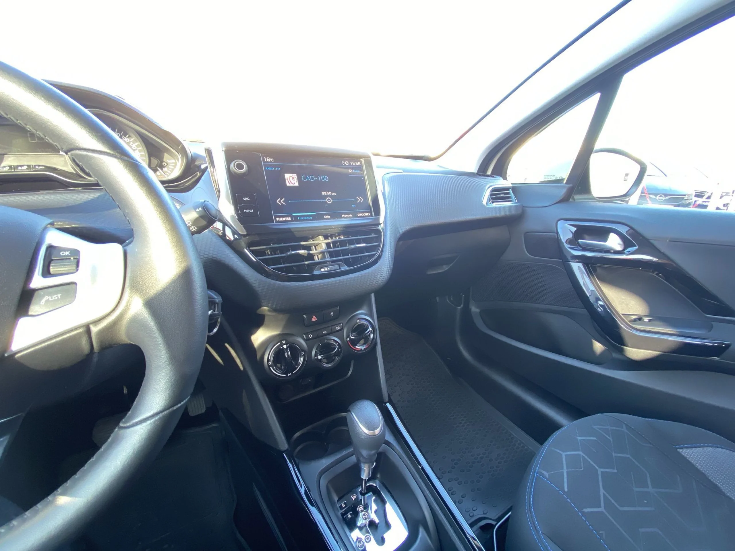 Peugeot 2008 PureTech Signature EAT6 96 kW (130 CV) - Foto 17