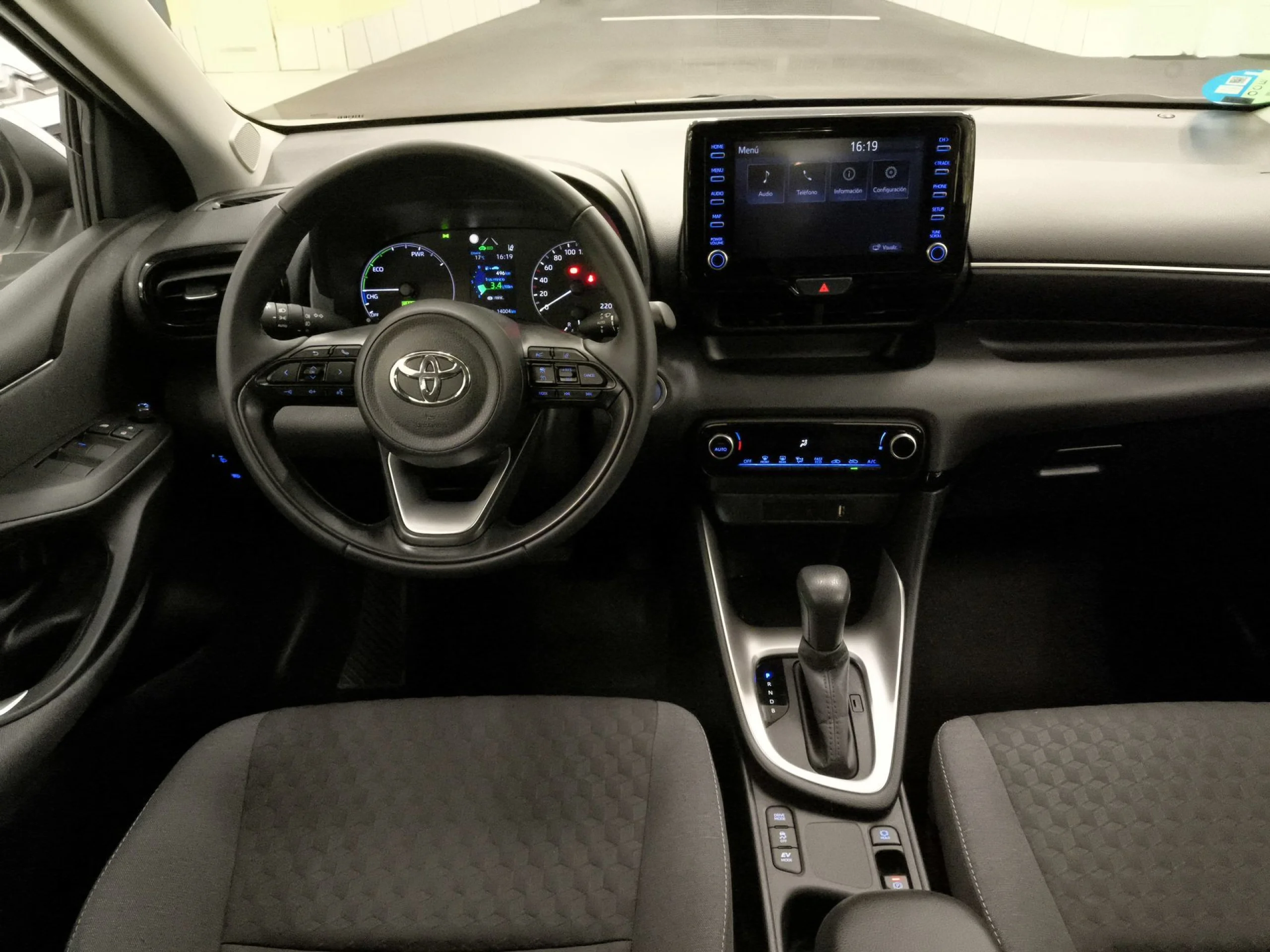 Toyota Yaris 120H Active Tech 85 kW (116 CV) - Foto 17