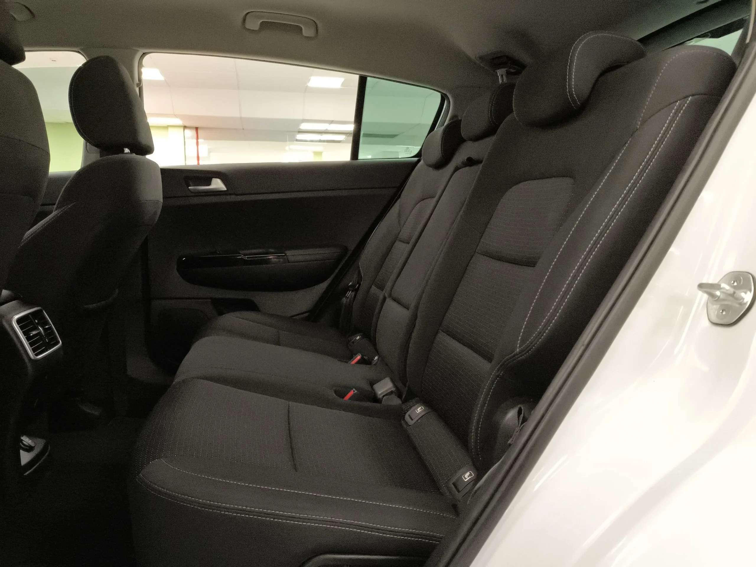 Kia Sportage 1.6 MHEV Black Edition 100 kW (136 CV) - Foto 19