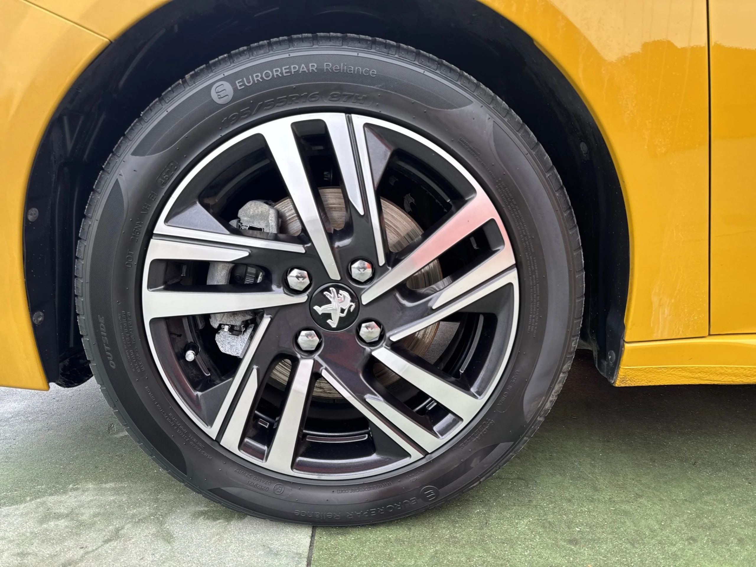 Peugeot 208 BlueHDi 100 Allure 73 kW (100 CV) - Foto 7