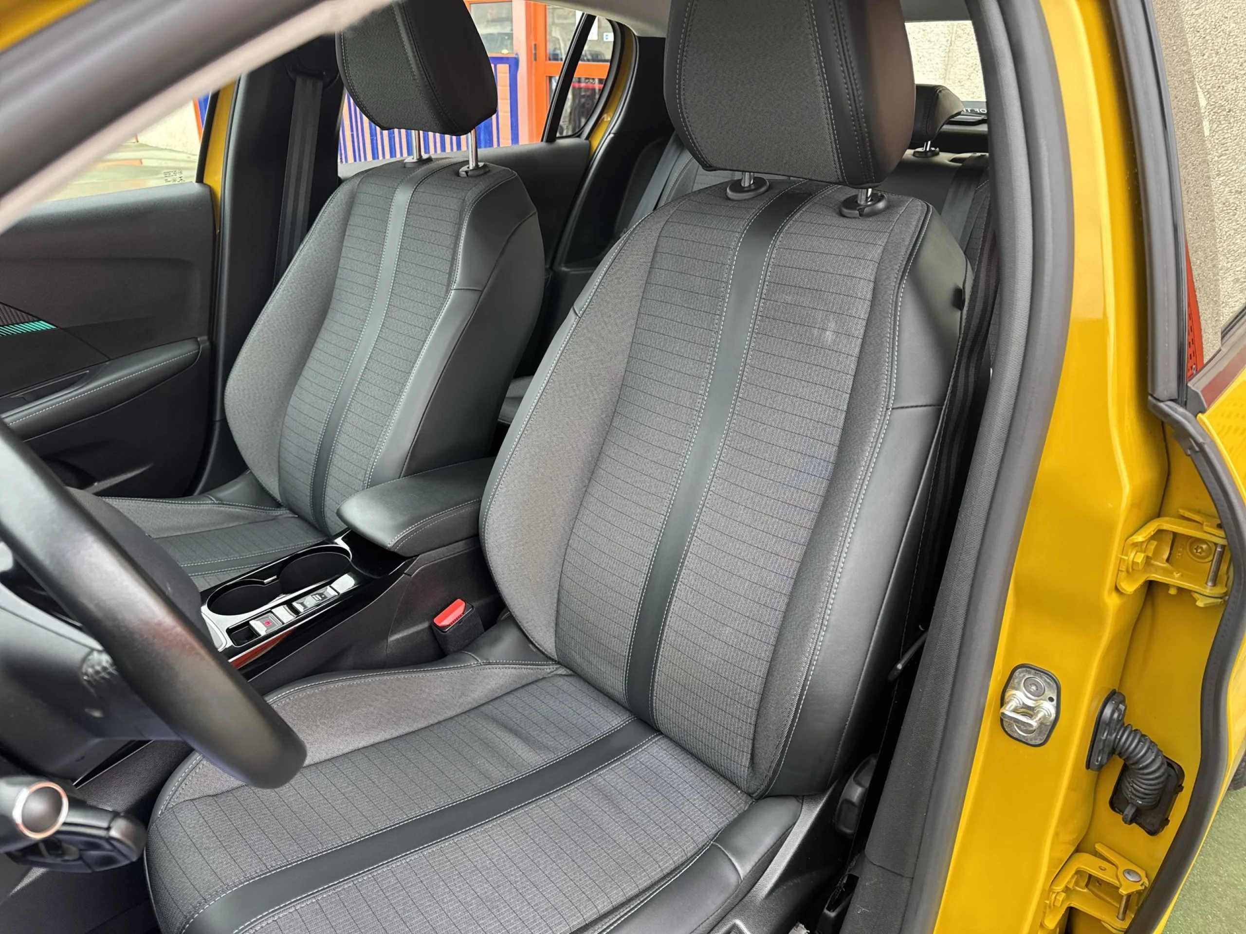 Peugeot 208 BlueHDi 100 Allure 73 kW (100 CV) - Foto 8