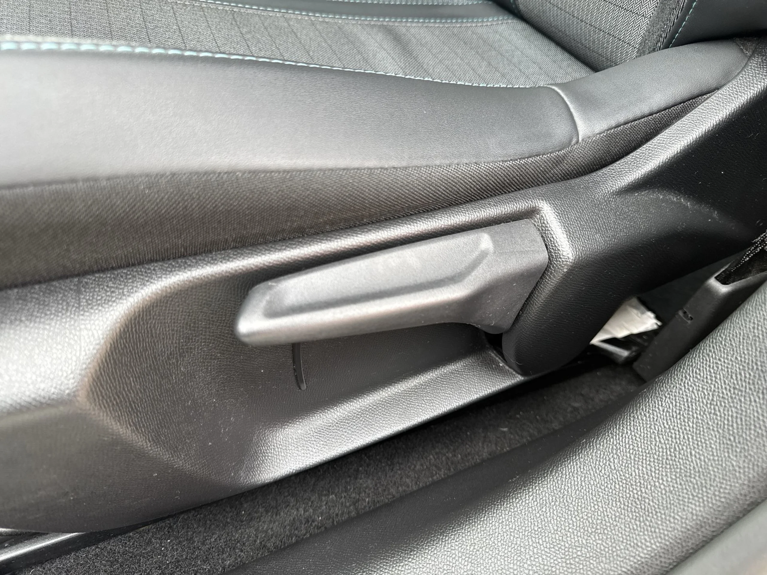 Peugeot 208 BlueHDi 100 Allure 73 kW (100 CV) - Foto 9