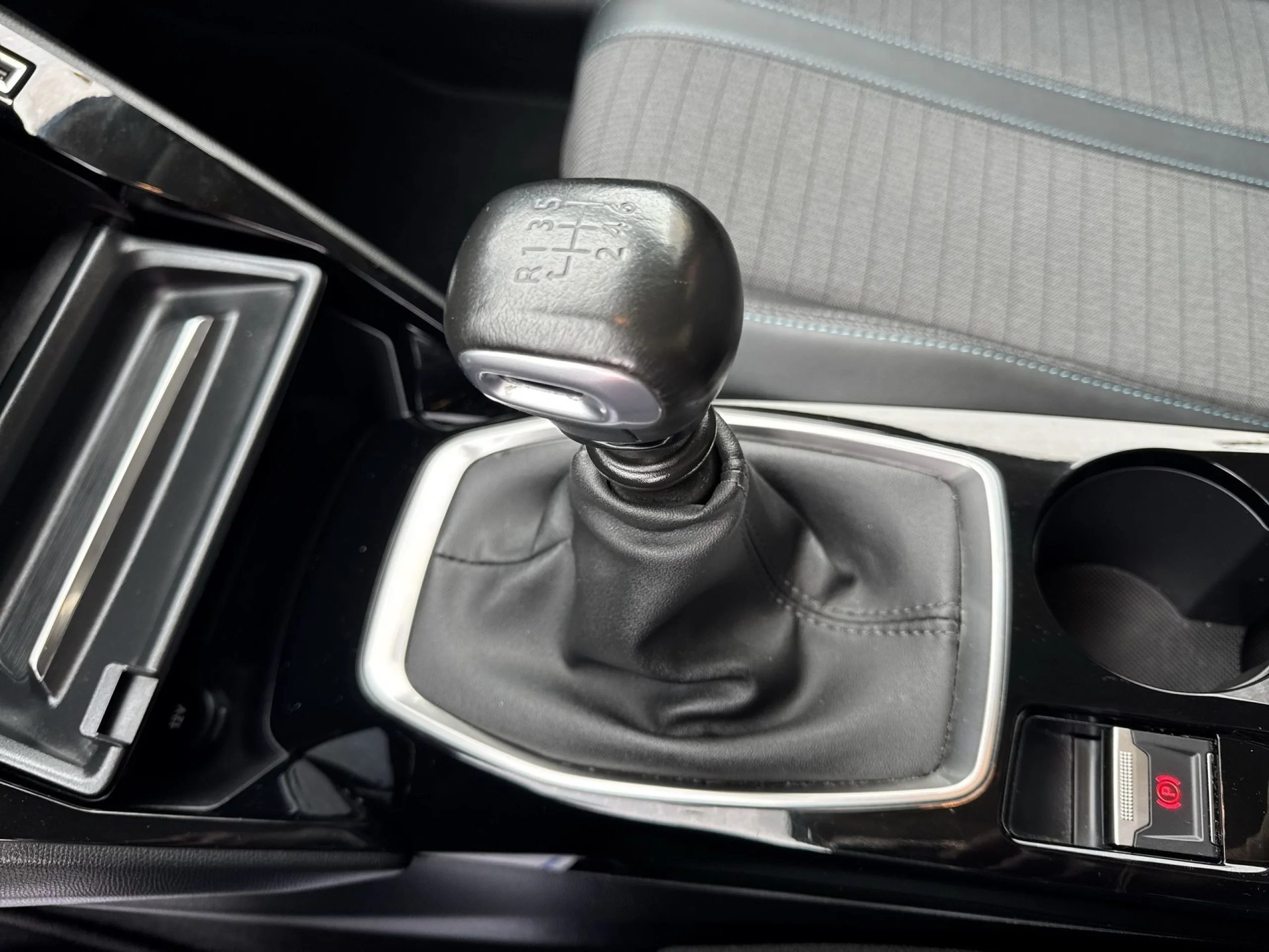 Peugeot 208 BlueHDi 100 Allure 73 kW (100 CV) - Foto 17
