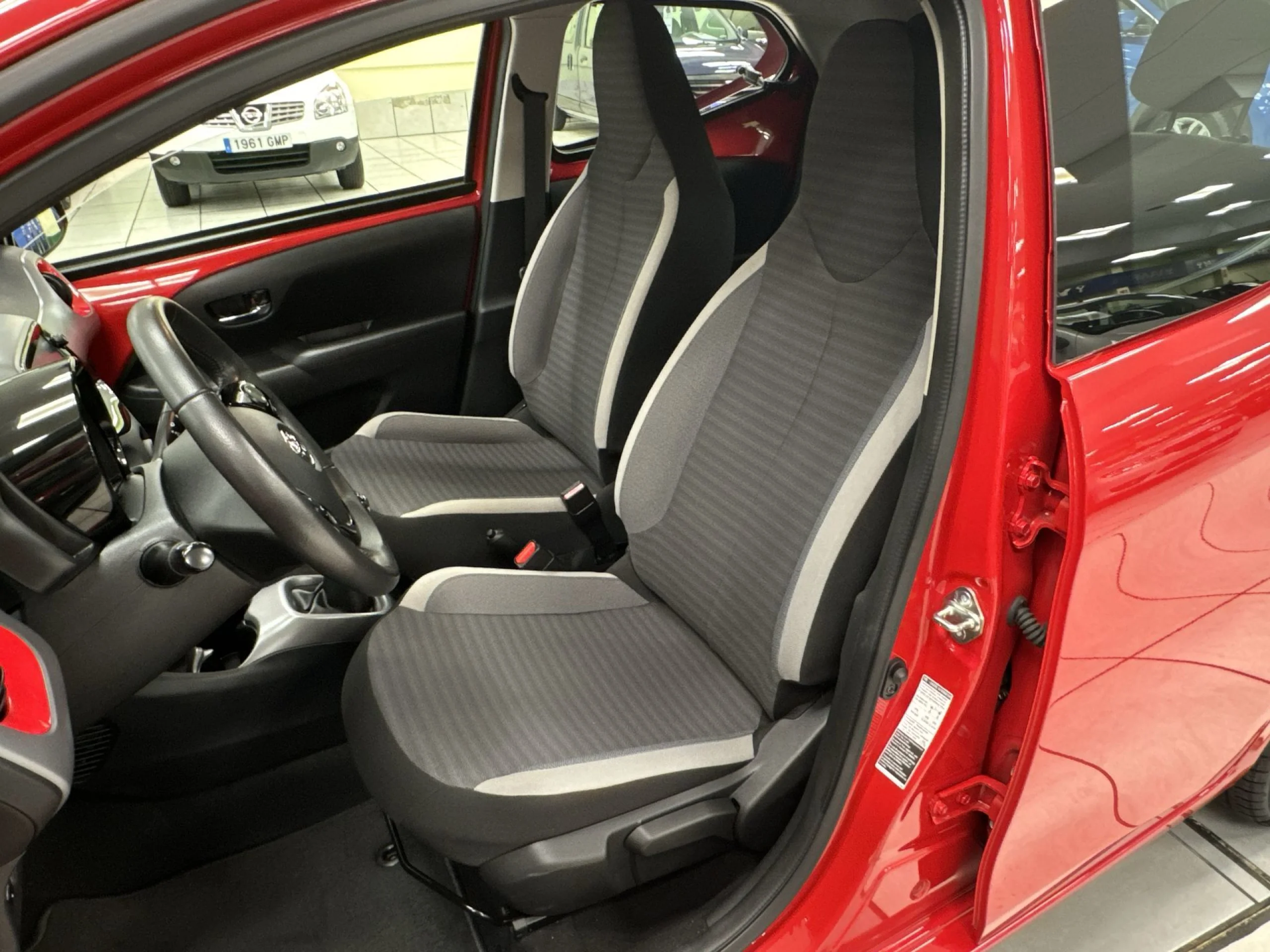 Toyota Aygo 1.0 70 x-play 53 kW (72 CV) - Foto 8