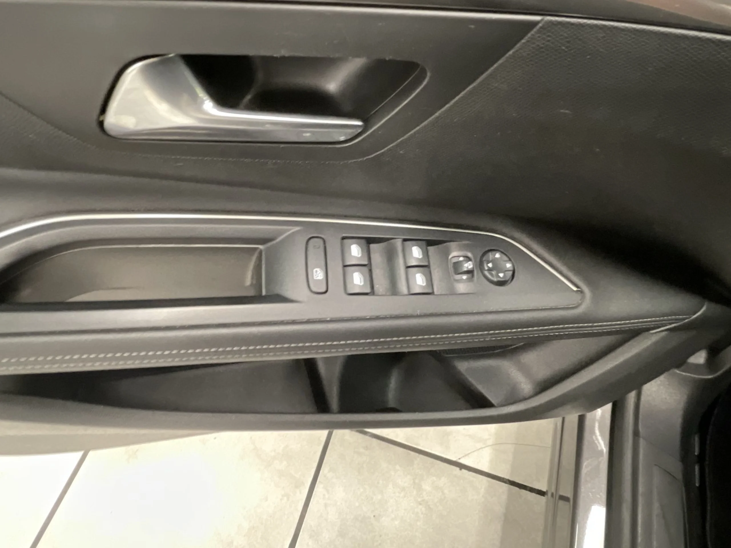 Peugeot 5008 SUV PureTech 130 SANDS Allure 96 kW (130 CV) - Foto 9