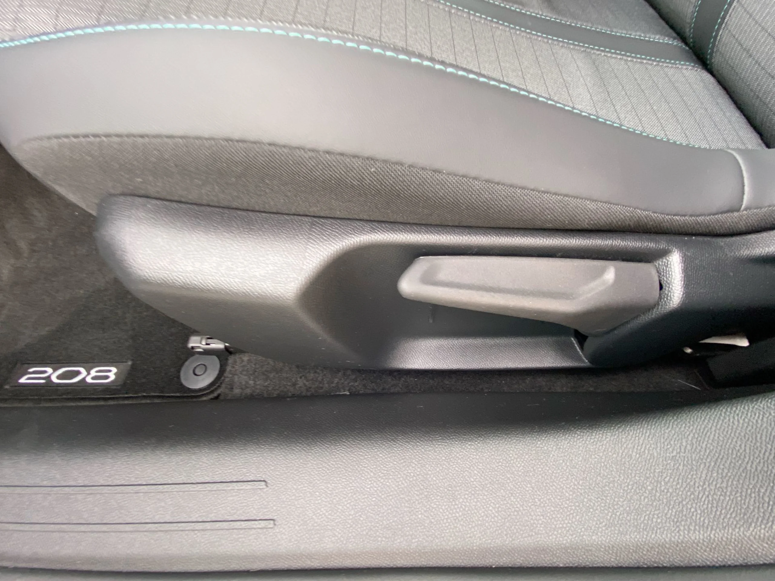 Peugeot 208 PureTech 100 Allure Pack 75 kW (100 CV) - Foto 9