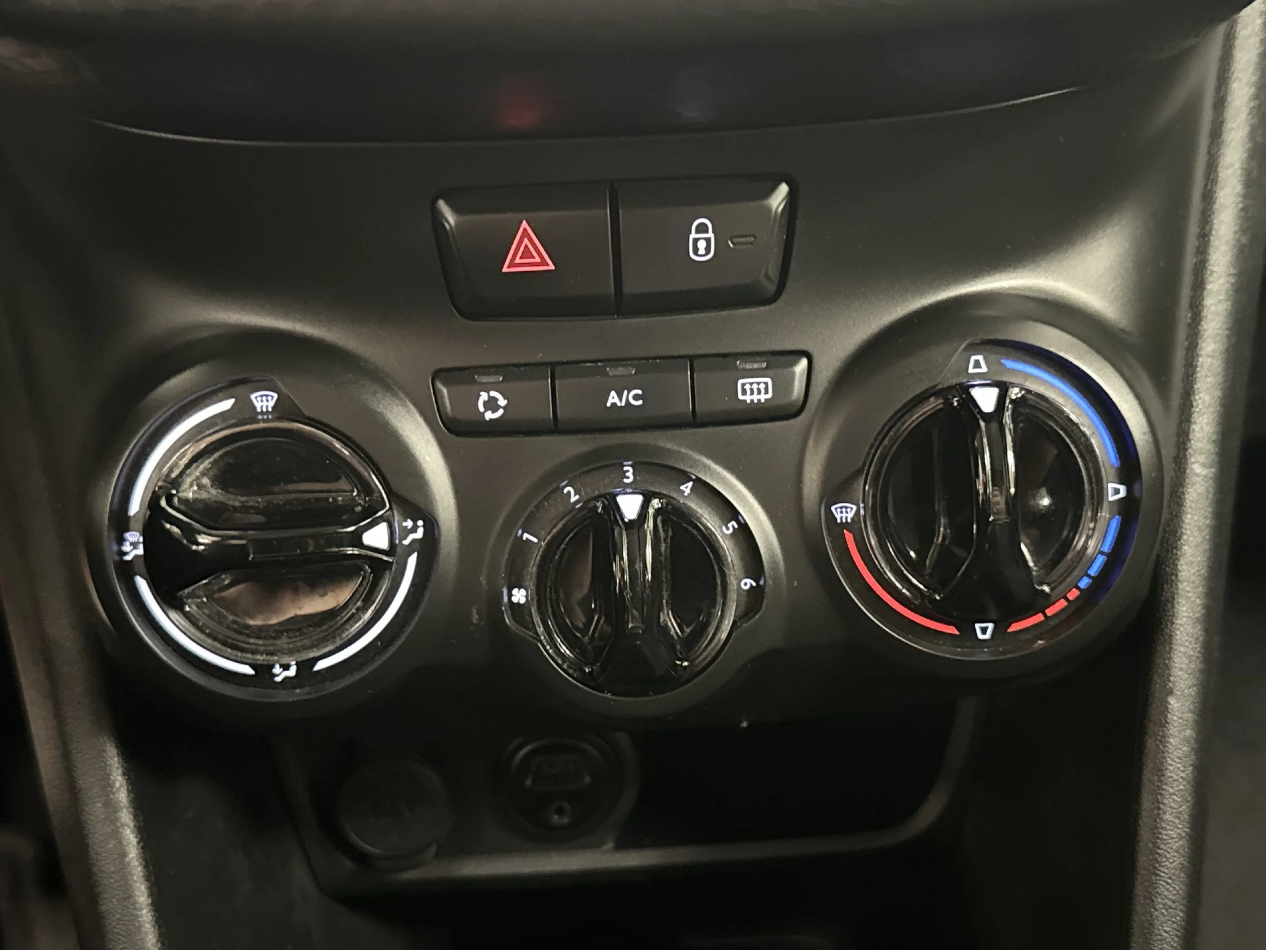 Peugeot 2008 SUV PureTech 110 SANDS Style 81 kW (110 CV) - Foto 16