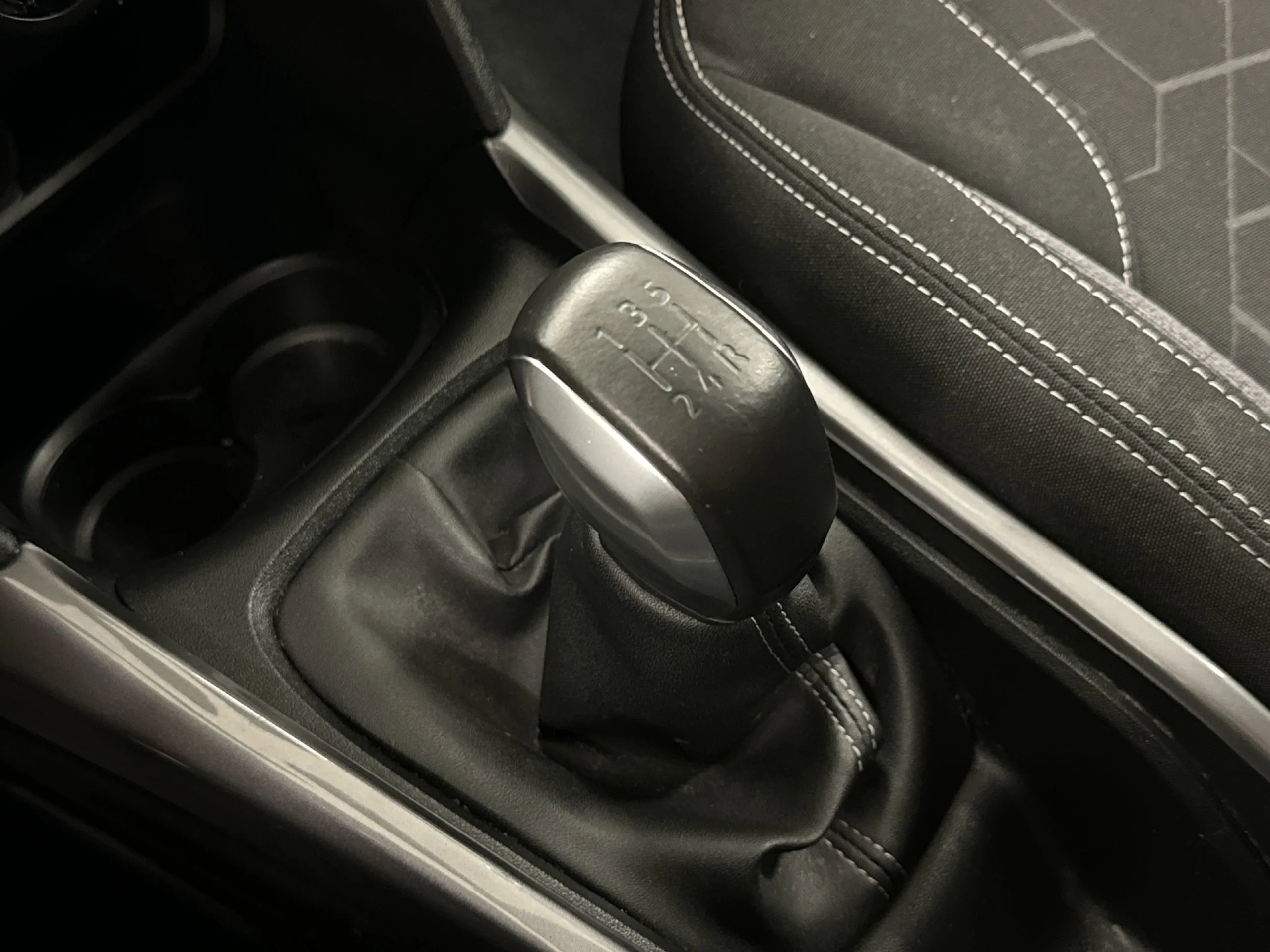 Peugeot 2008 SUV PureTech 110 SANDS Style 81 kW (110 CV) - Foto 17