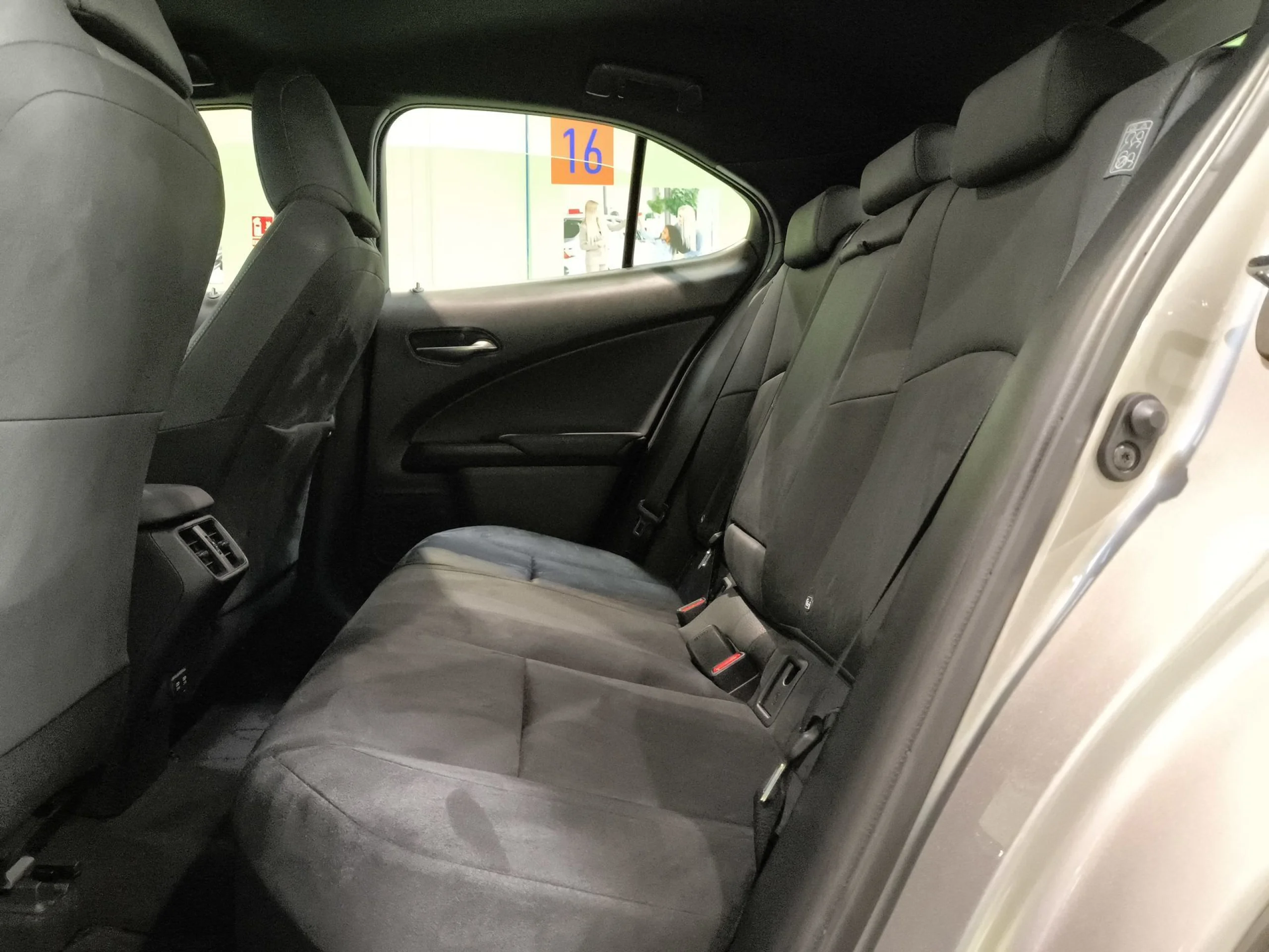 Lexus Ux 250h Business 2WD 135 kW (184 CV) - Foto 18