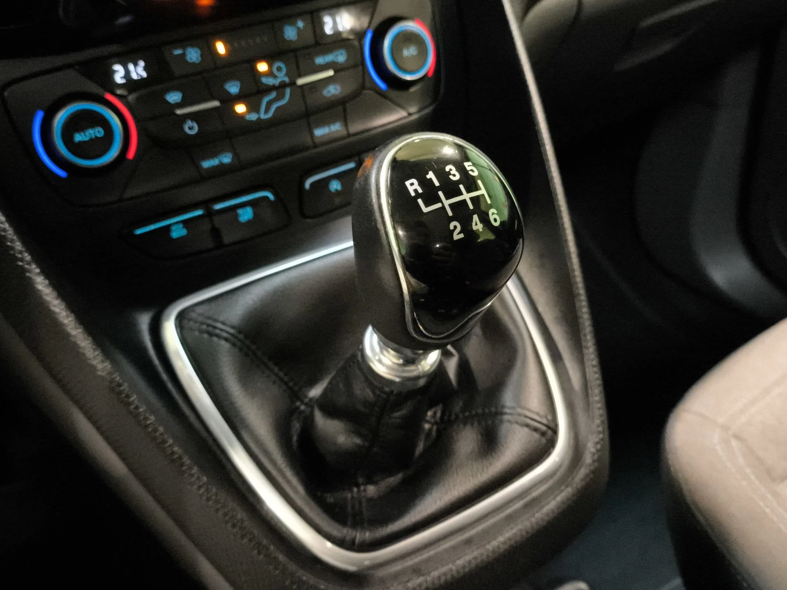 Ford Tourneo Connect 1.0 EcoBoost Titanium 74 kW (100 CV) - Foto 16