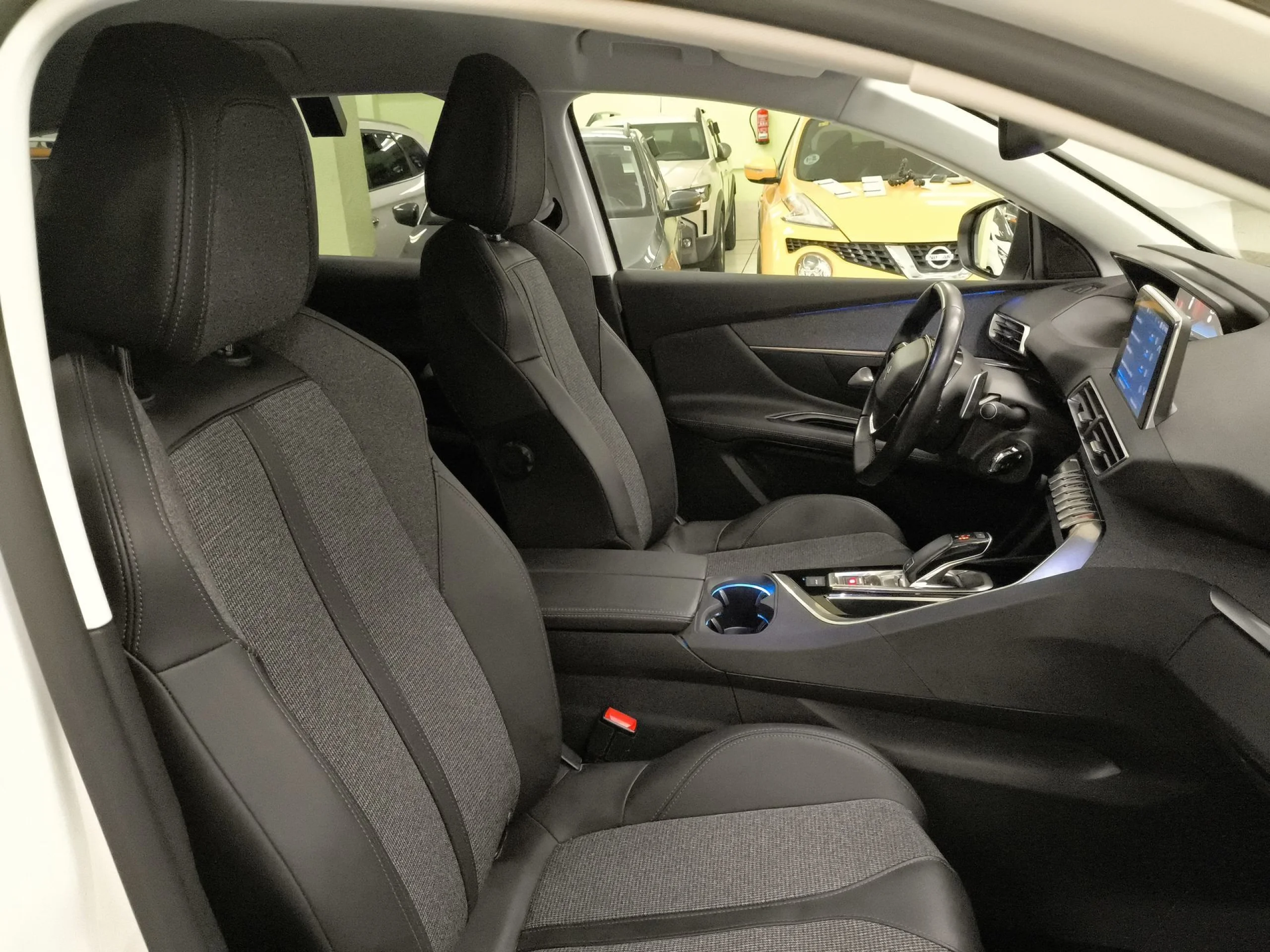 Peugeot 3008 PureTech 130 SANDS Allure EAT8 96 kW (130 CV) - Foto 24