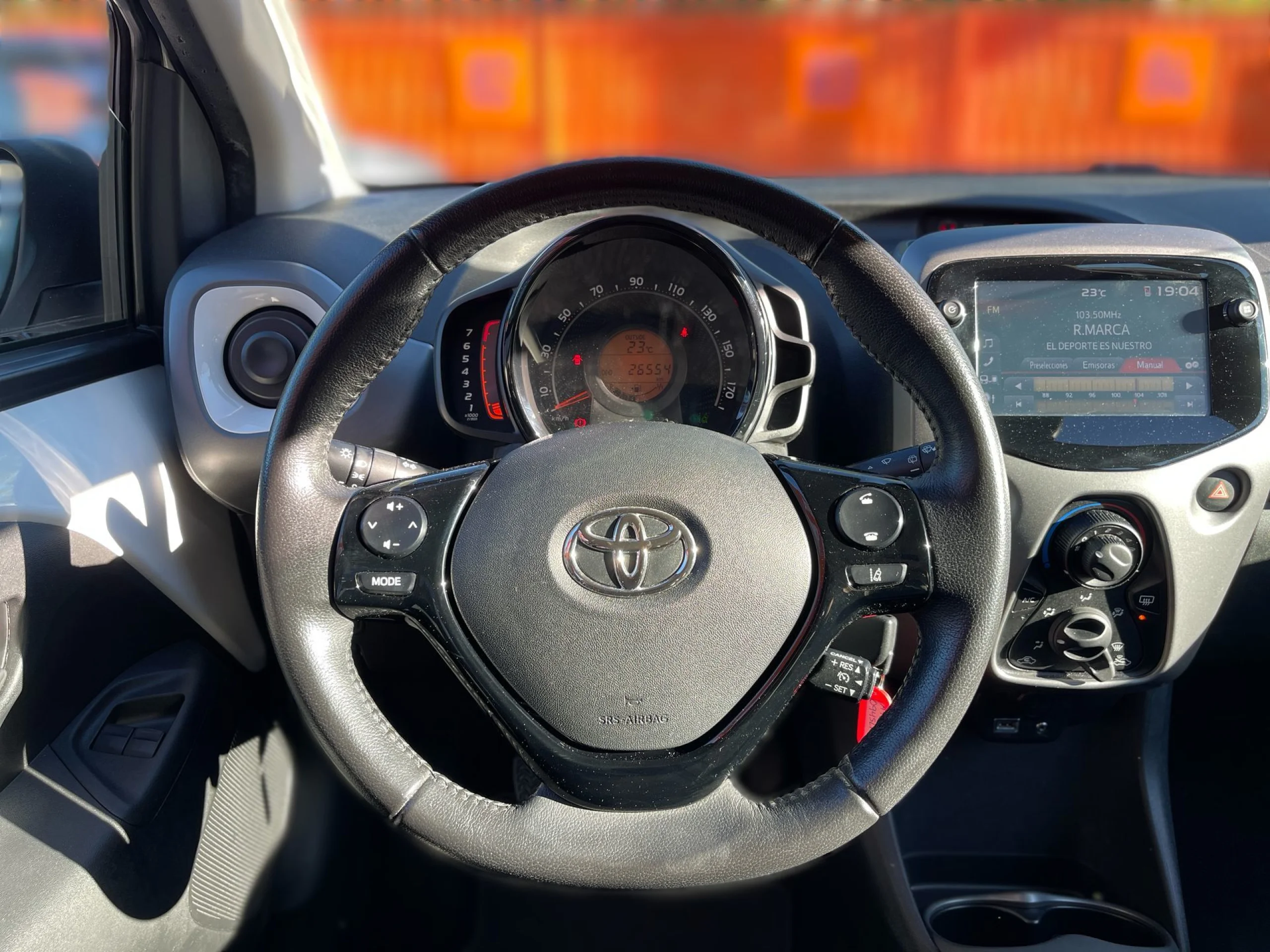 Toyota Aygo 1.0 70 x-play 53 kW (72 CV) - Foto 10