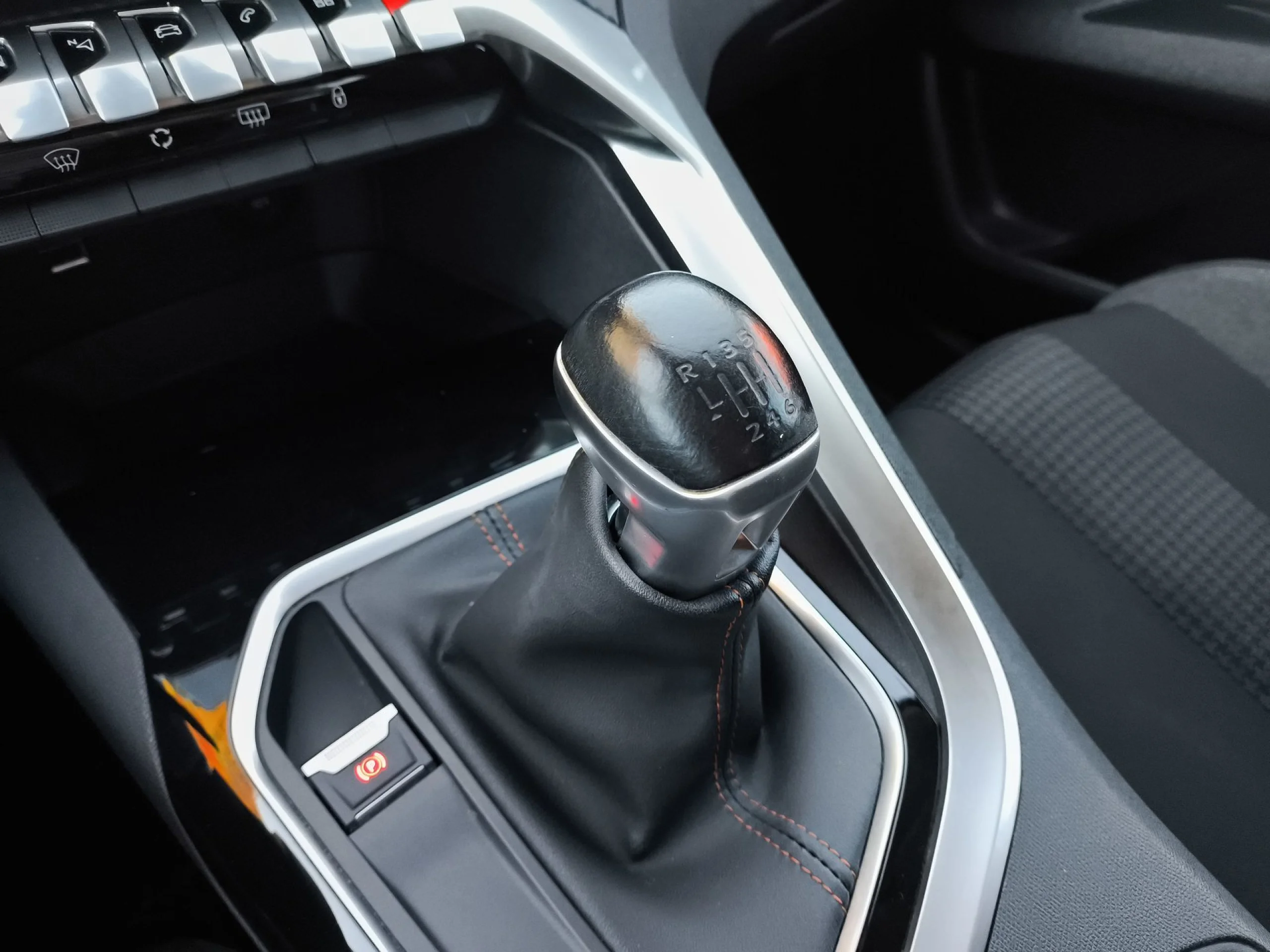 Peugeot 3008 PureTech 130 SANDS Active 96 kW (130 CV) - Foto 23