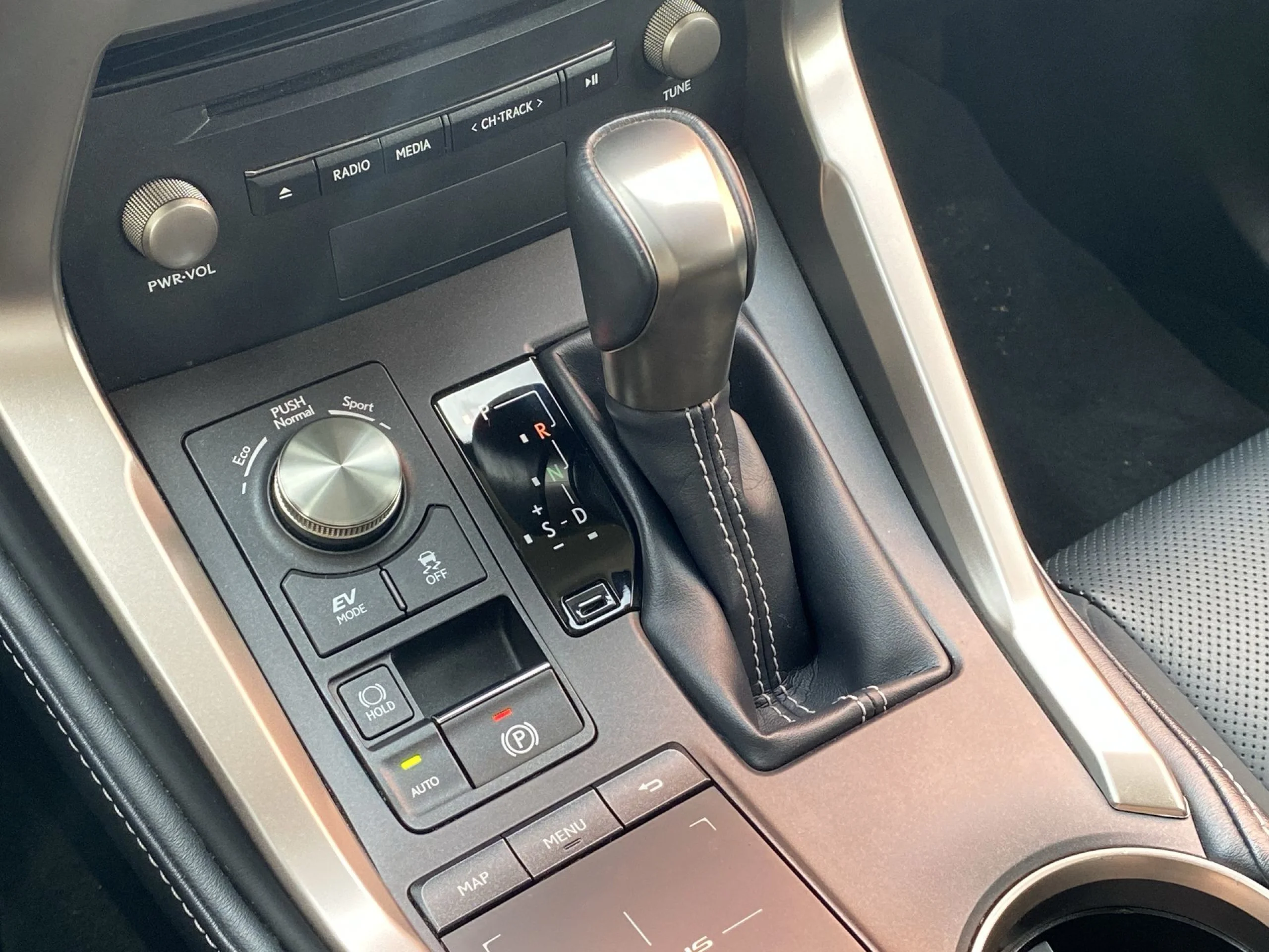 Lexus NX 300h Executive Navigation 4WD 145 kW (197 CV) - Foto 17