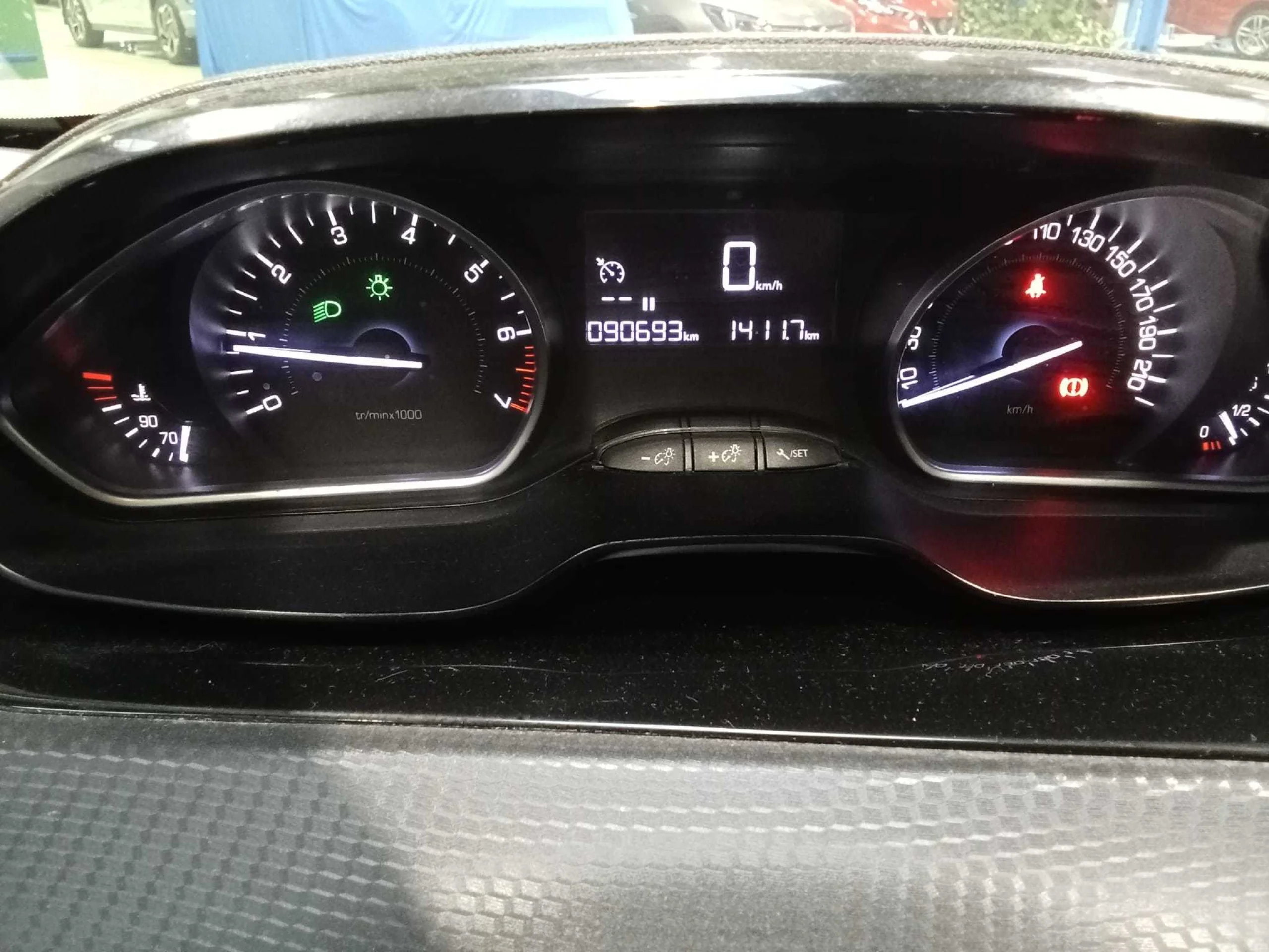 Peugeot 2008 PureTech 82 SANDS Style 60 kW (82 CV) - Foto 6