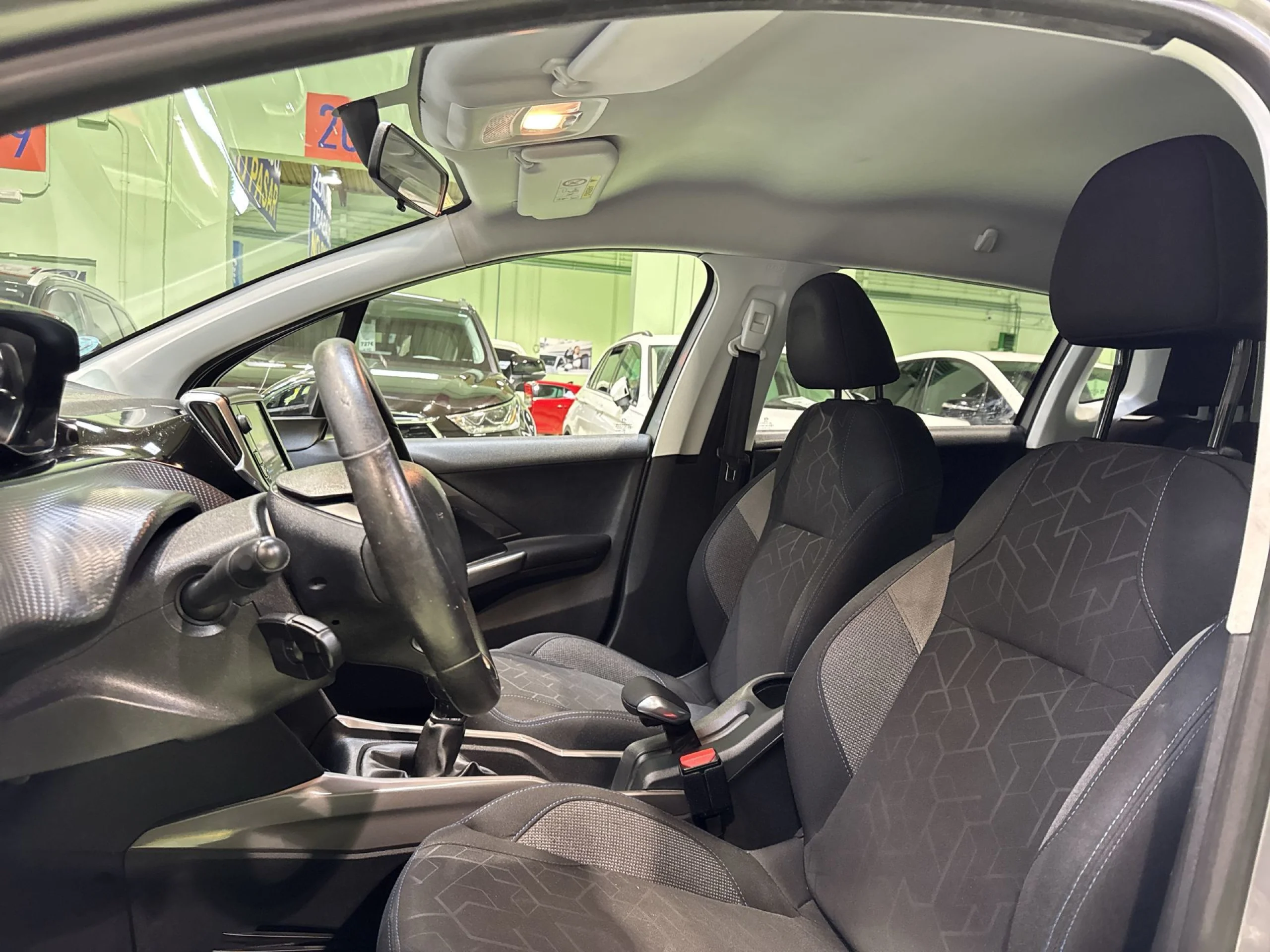 Peugeot 2008 PureTech 82 SANDS Style 60 kW (82 CV) - Foto 8