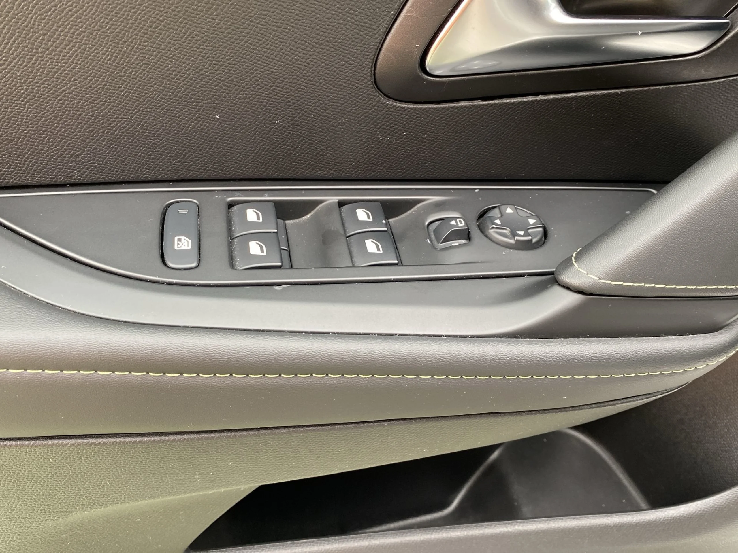 Peugeot 208 PureTech 100 SANDS GT Line 75 kW (100 CV) - Foto 10