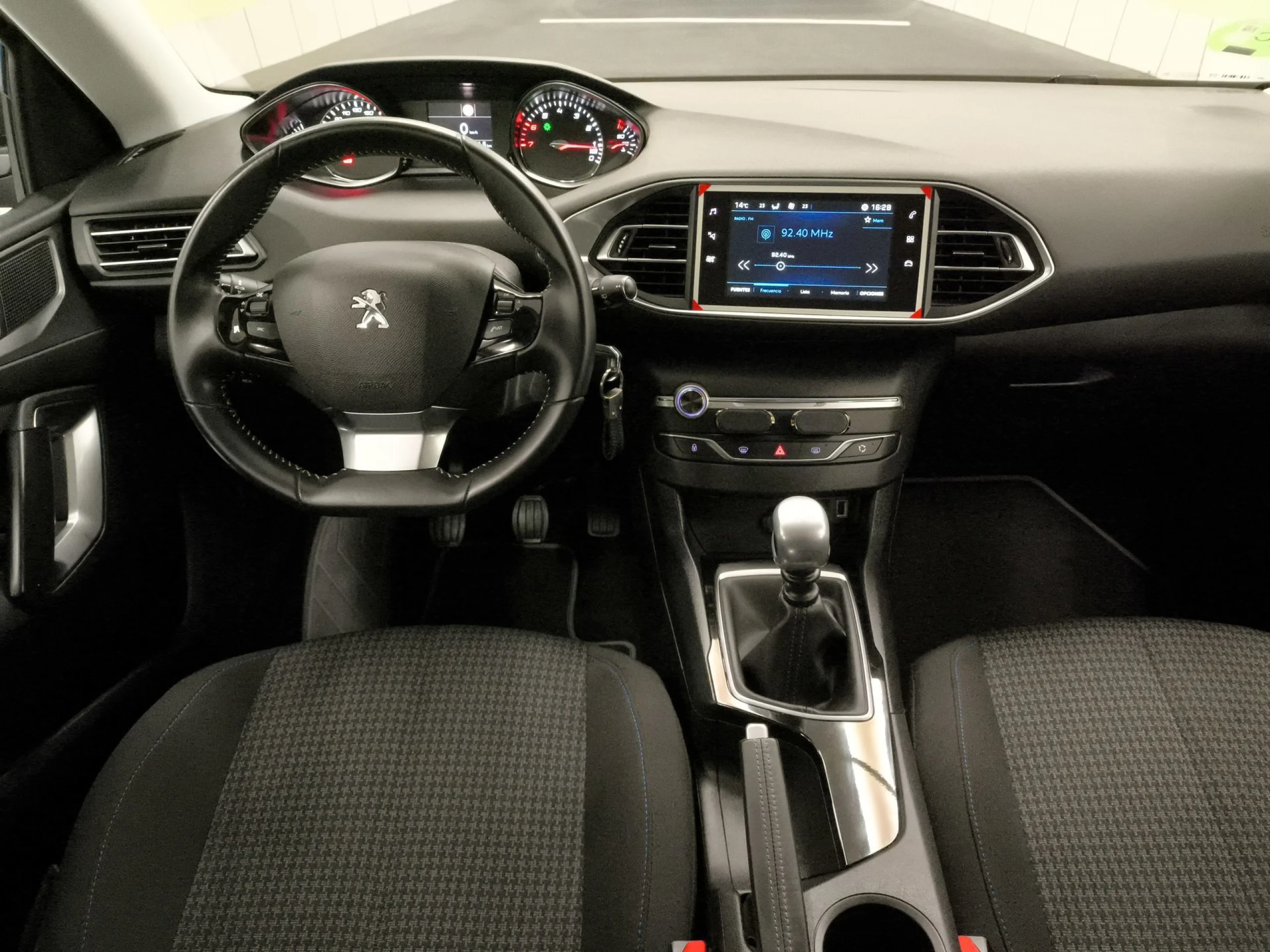 Peugeot 308 SW PureTech 130 SANDS Style 96 kW (130 CV) - Foto 16