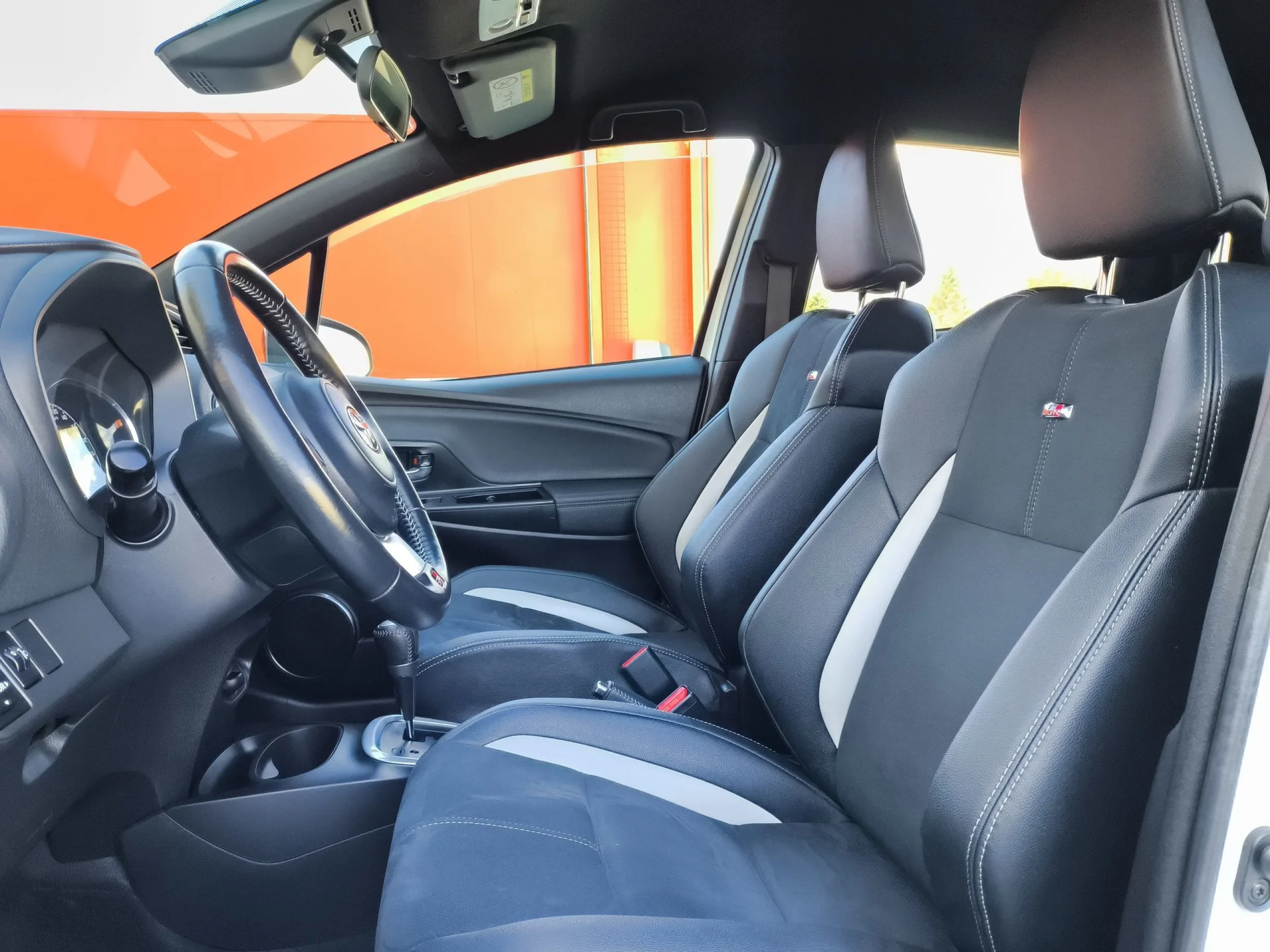 Toyota Yaris 1.5 100H GR-Sport 74 kW (100 CV) - Foto 8
