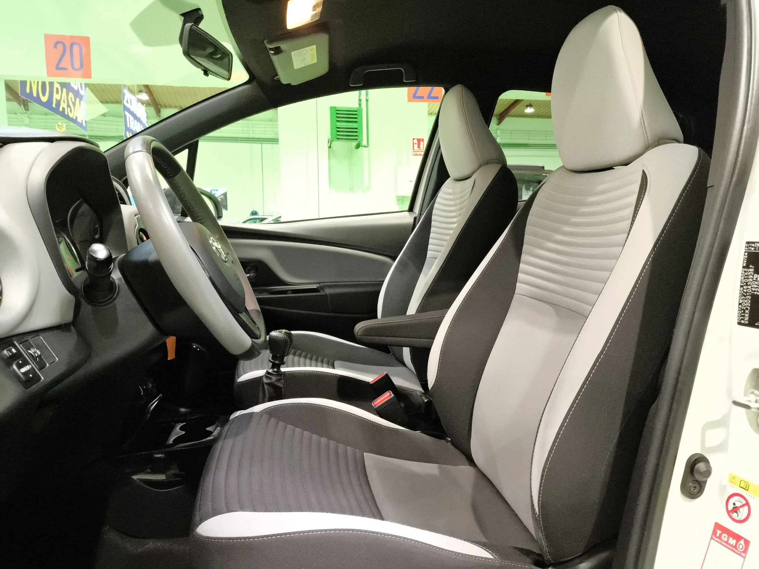 Toyota Yaris 1.3 100 Feel 73 kW (99 CV) - Foto 8