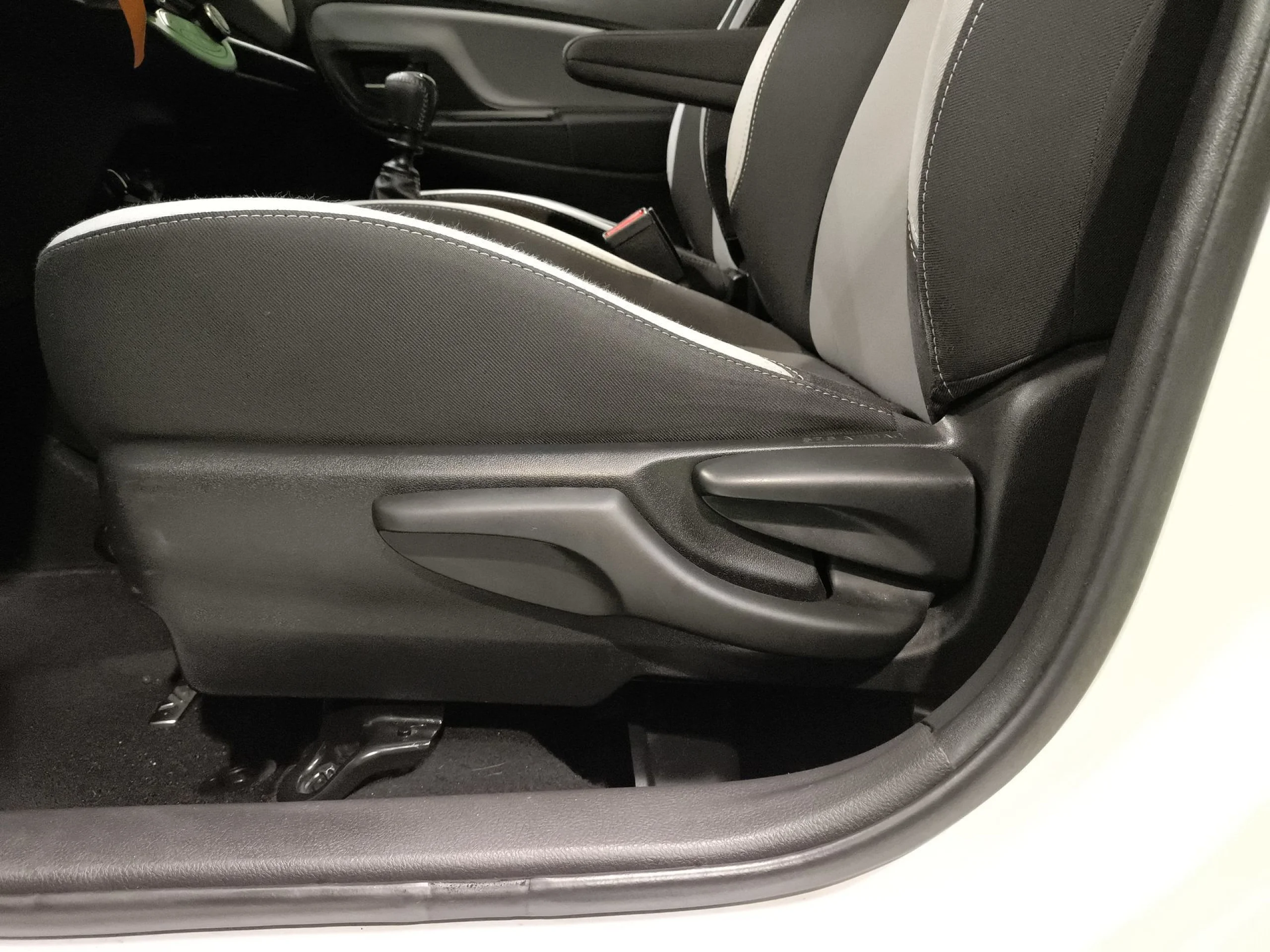 Toyota Yaris 1.3 100 Feel 73 kW (99 CV) - Foto 9