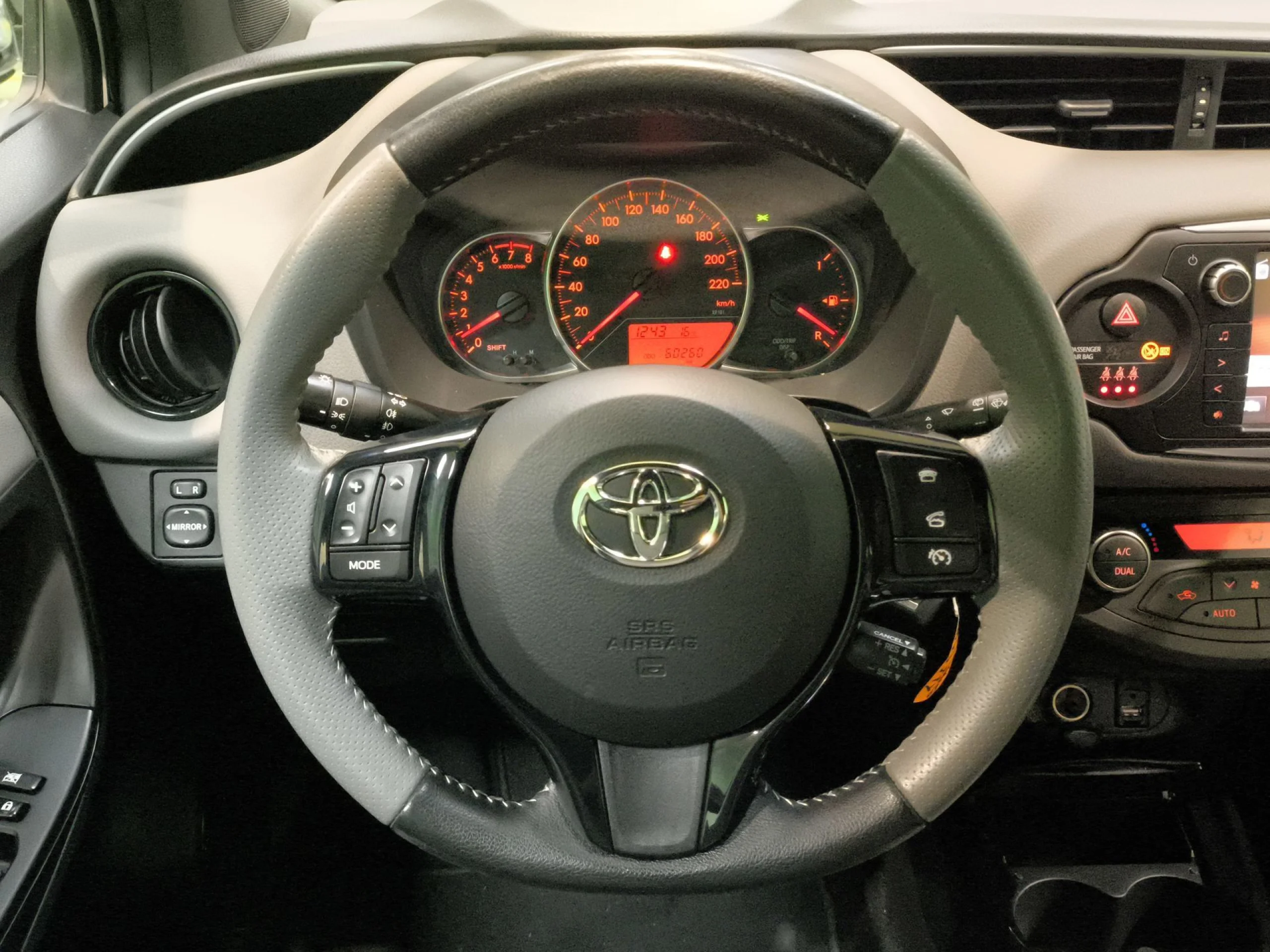 Toyota Yaris 1.3 100 Feel 73 kW (99 CV) - Foto 11