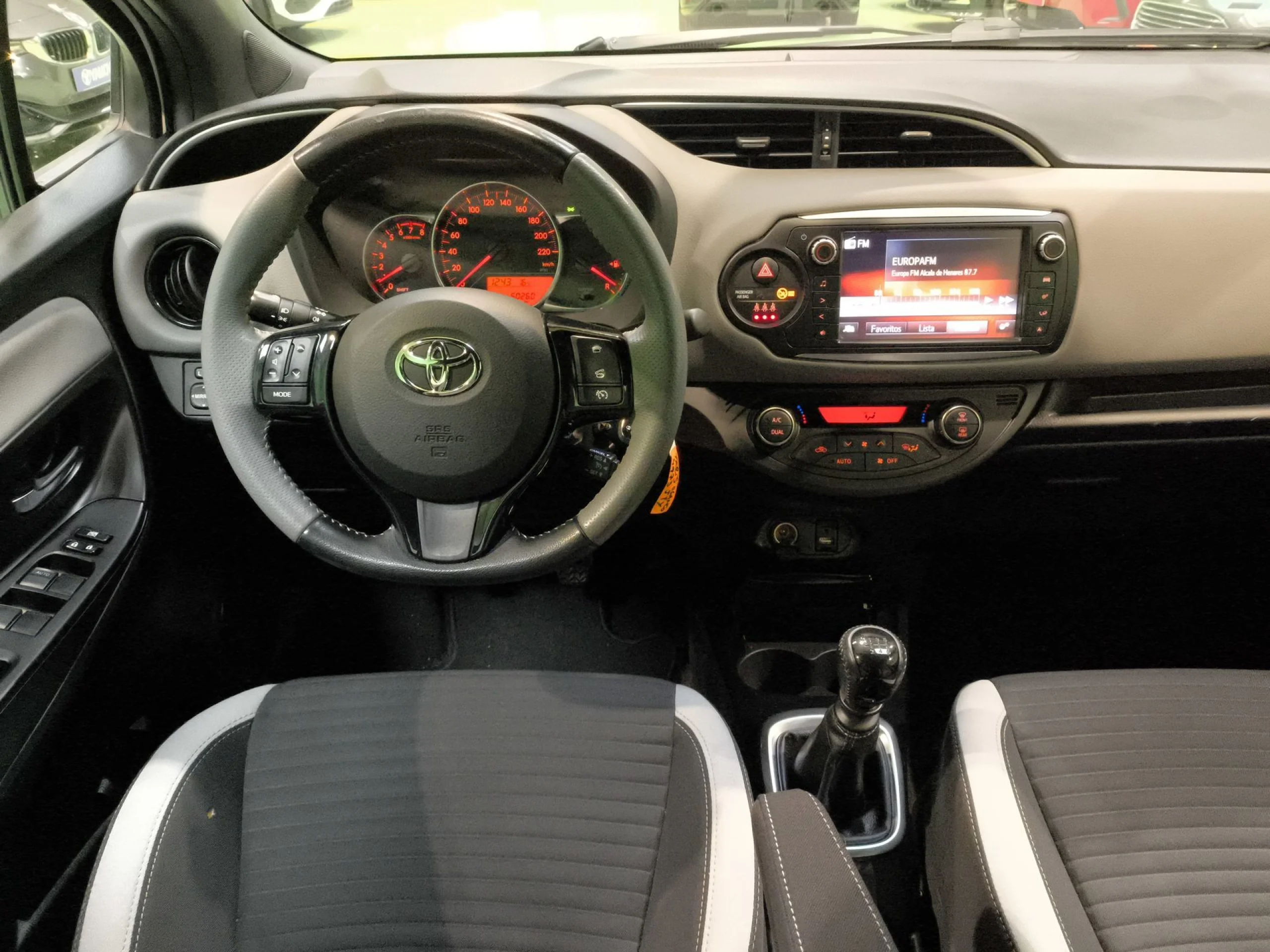 Toyota Yaris 1.3 100 Feel 73 kW (99 CV) - Foto 18