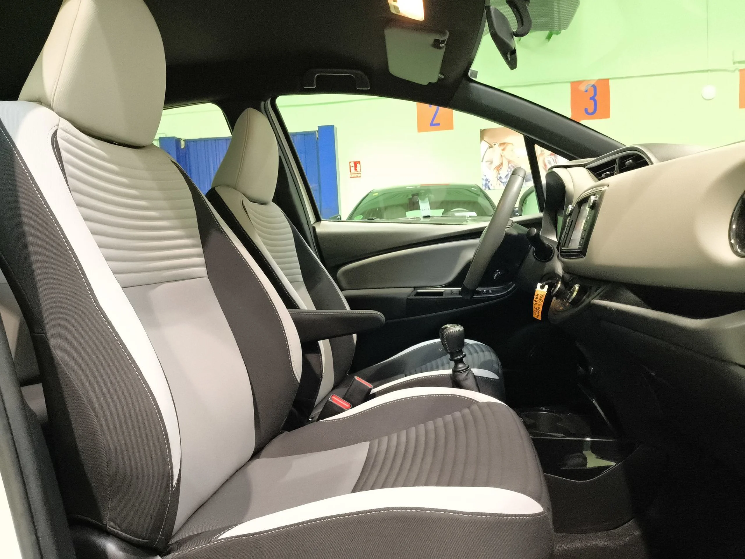Toyota Yaris 1.3 100 Feel 73 kW (99 CV) - Foto 21