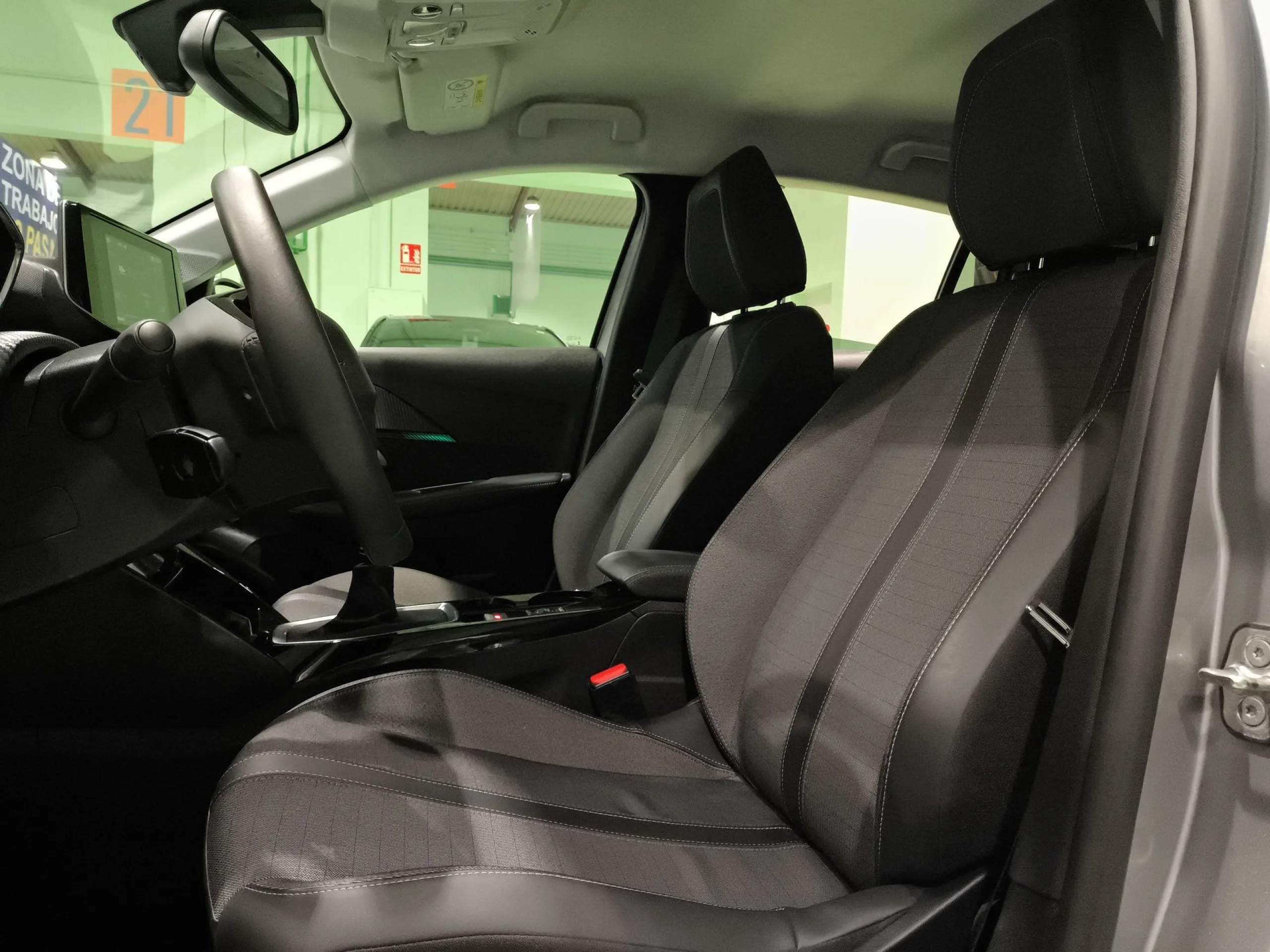 Peugeot 208 PureTech 100 Allure 75 kW (100 CV) - Foto 8