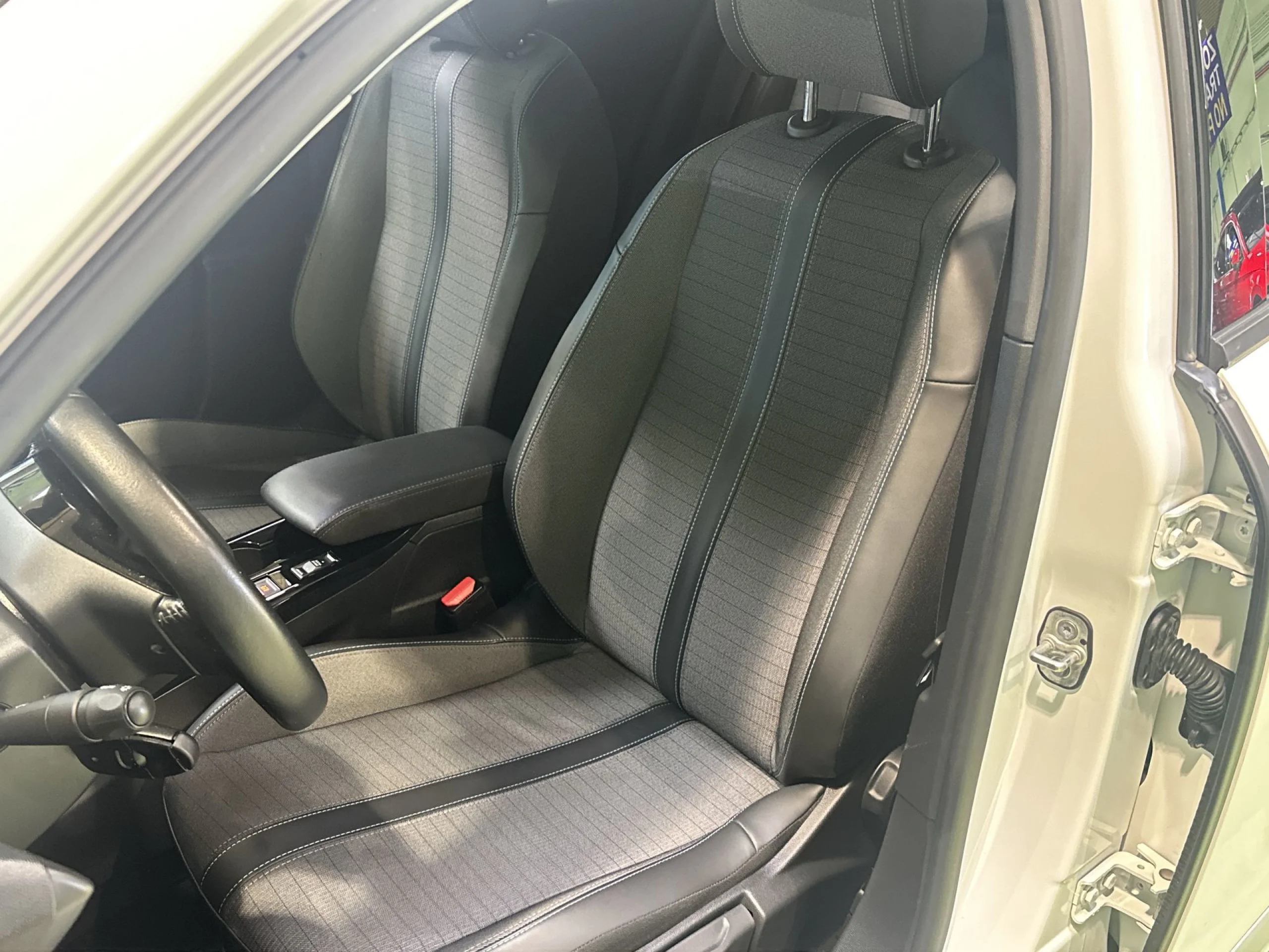 Peugeot 2008 SUV PureTech 100 SANDS Allure Pack 75 kW (100 CV) - Foto 8